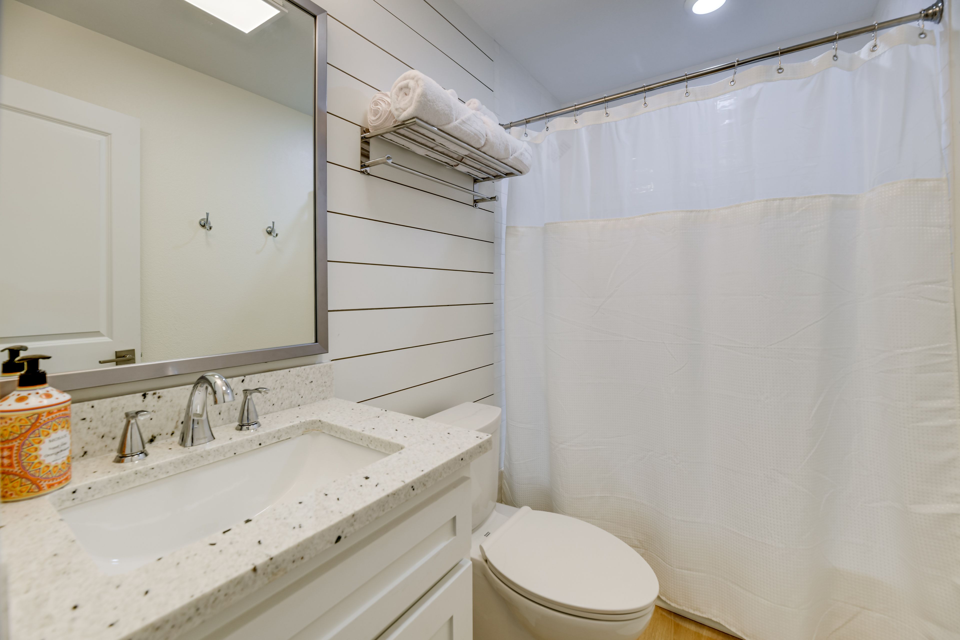 Full Bath | Towels | Main Level