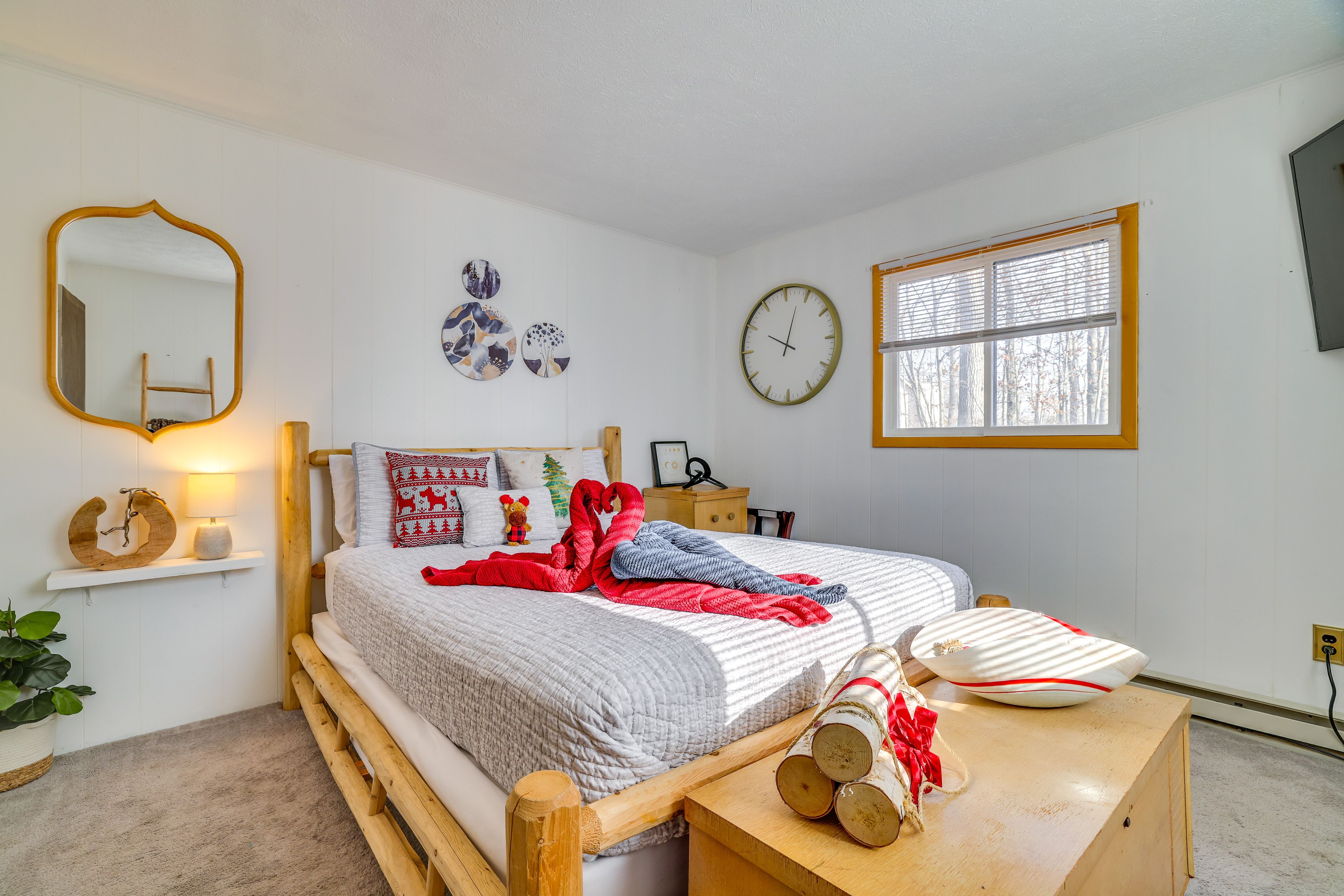 Bedroom 1 | Queen Bed | Linens Provided | 1st Floor