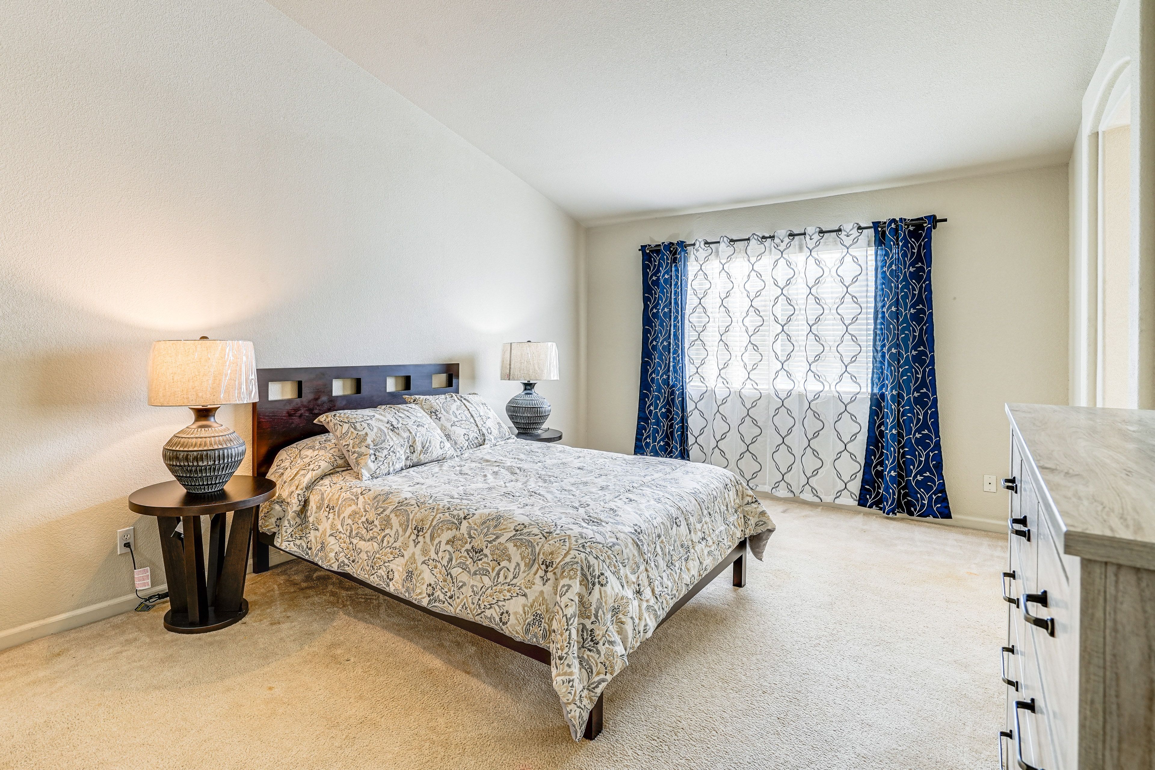 Bedroom 1 | Queen Bed