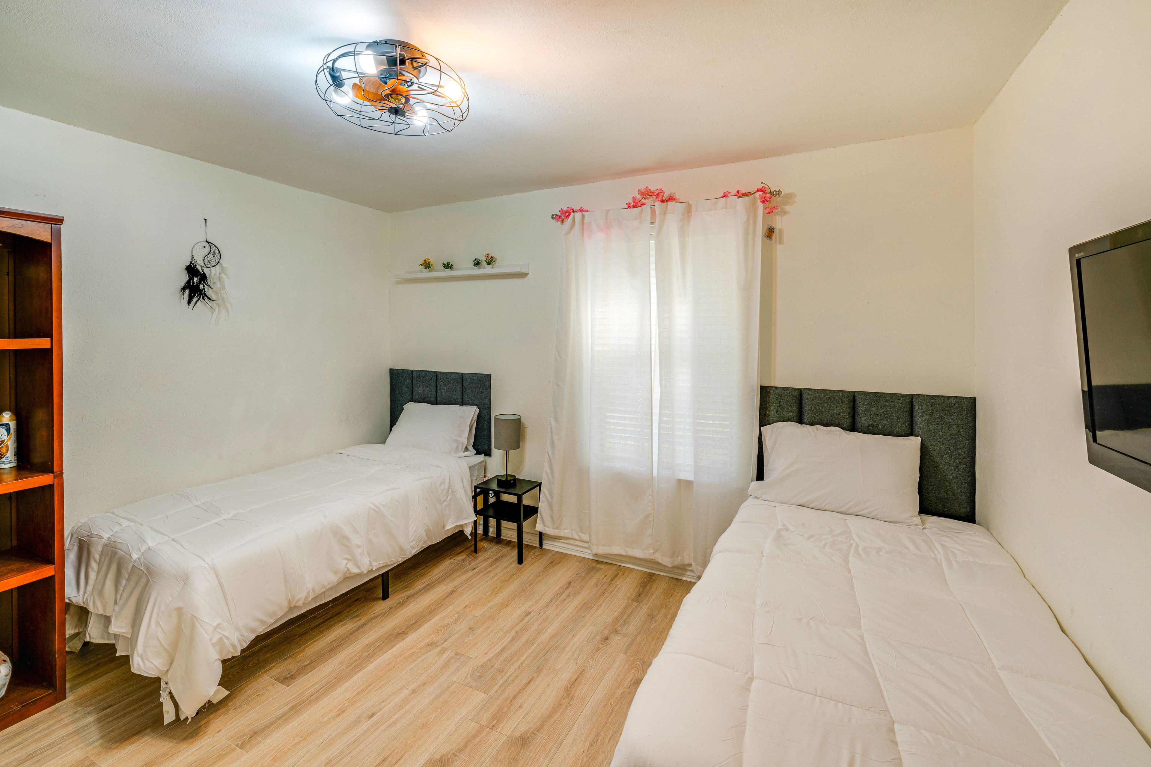 Bedroom 3 | 2 Twin Beds | Smart TV