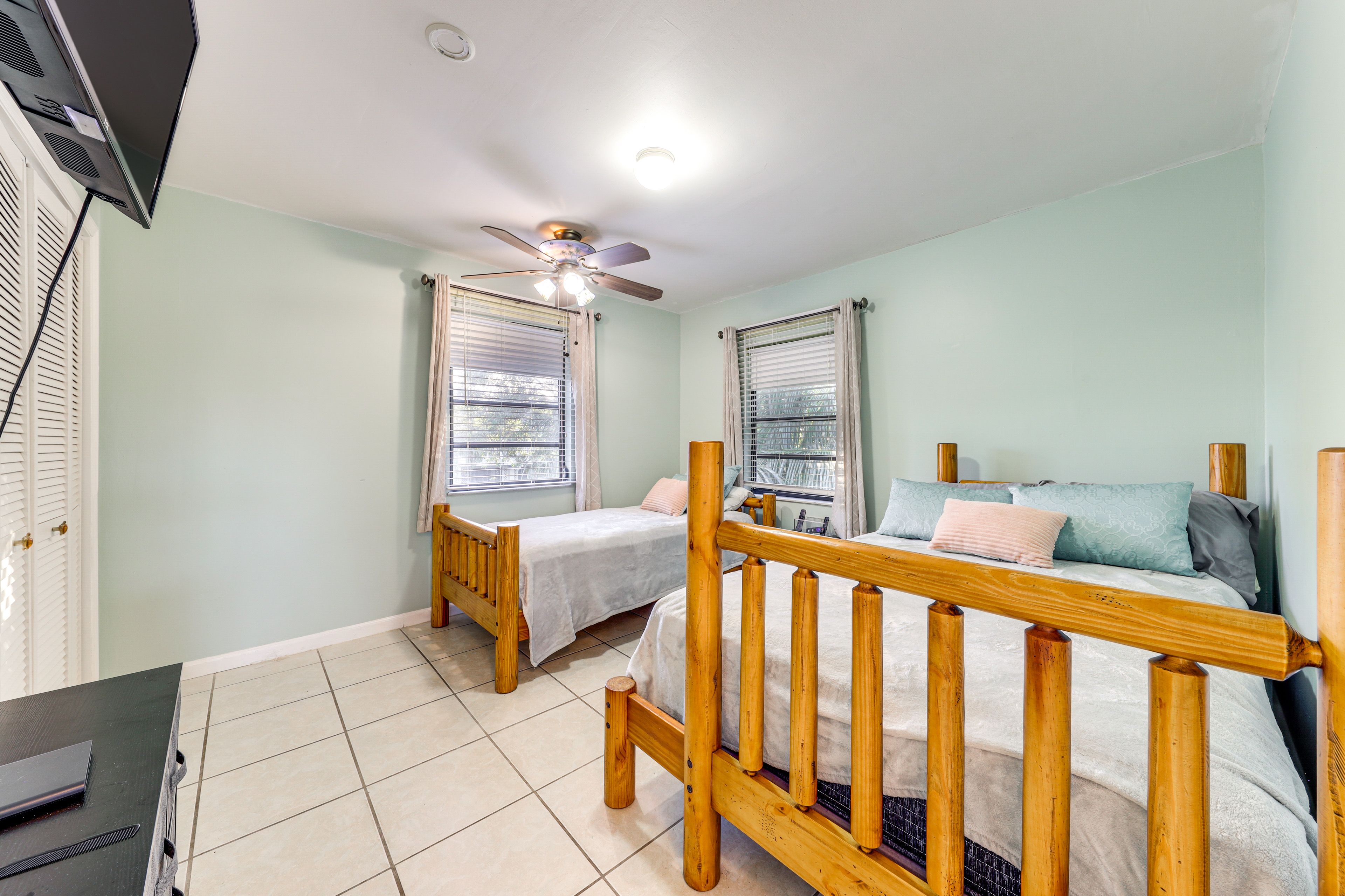 Bedroom 2 | Full Bed | Twin Bed | Upper Level