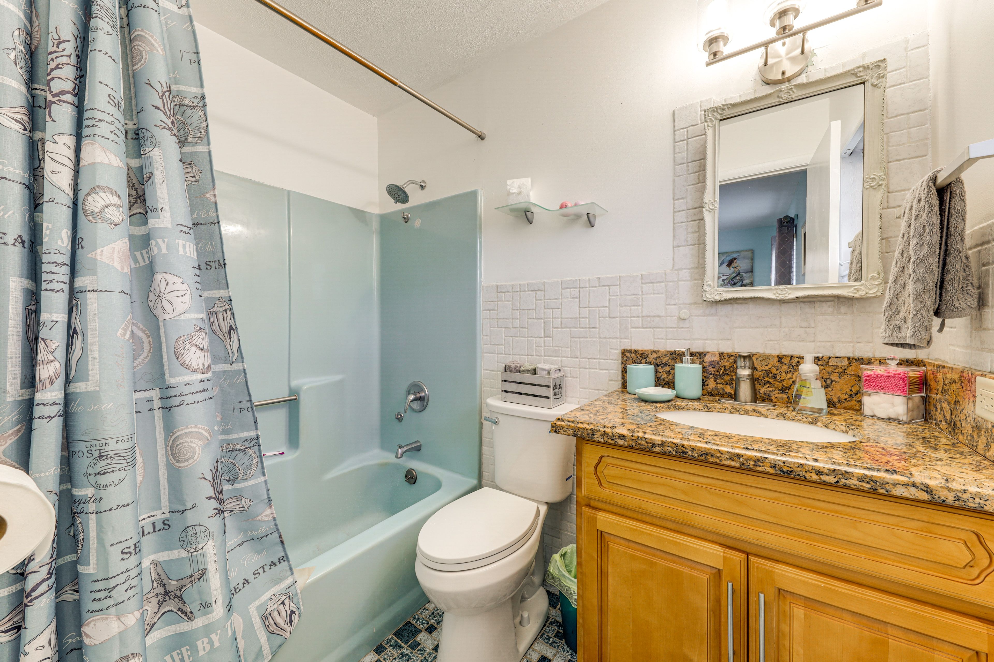 Full Bathroom | Towels Provided | Upper Level