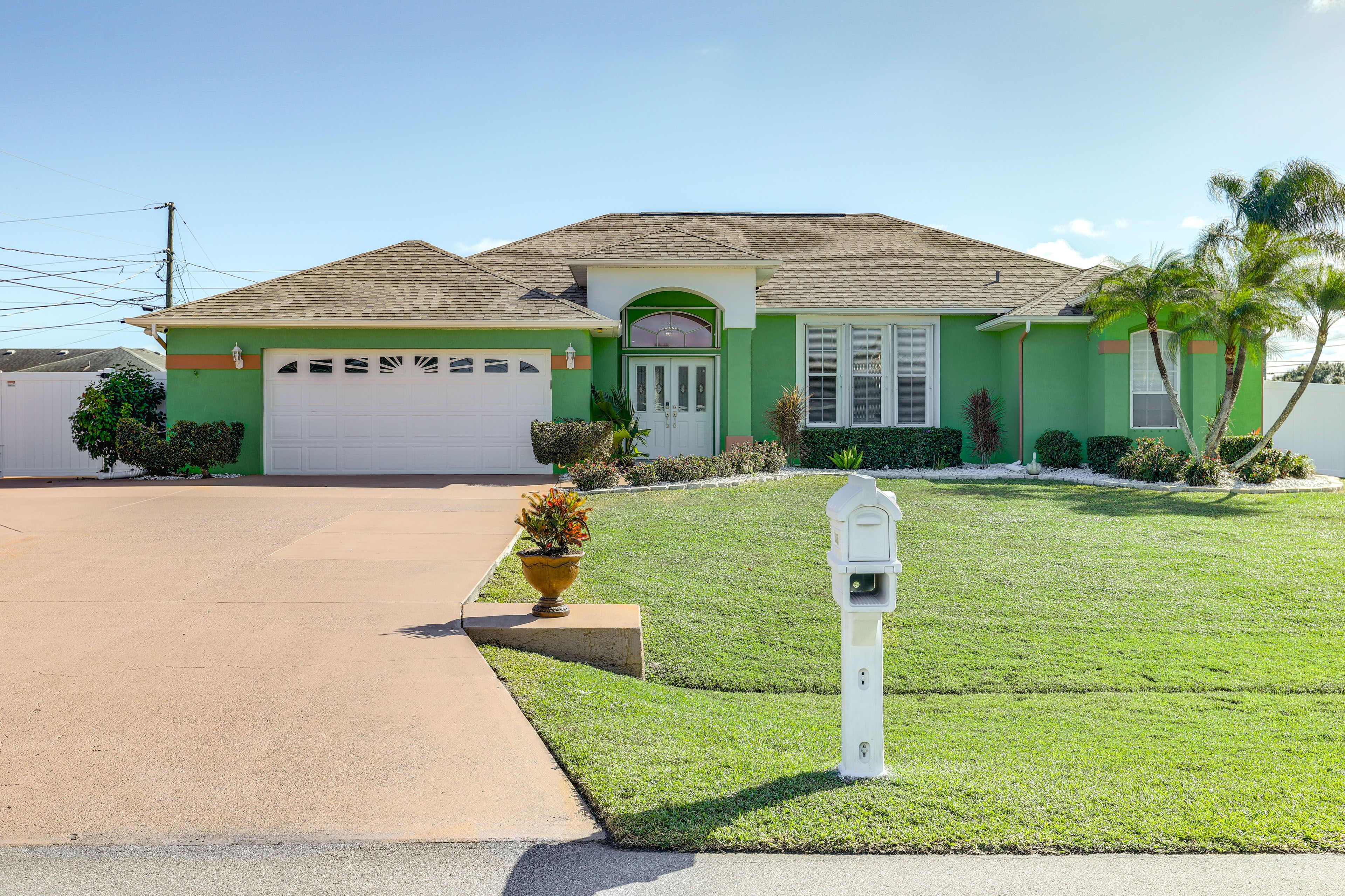 Exterior | Parking | Garage (1 Vehicle) | Driveway (6 Vehicles) | RV