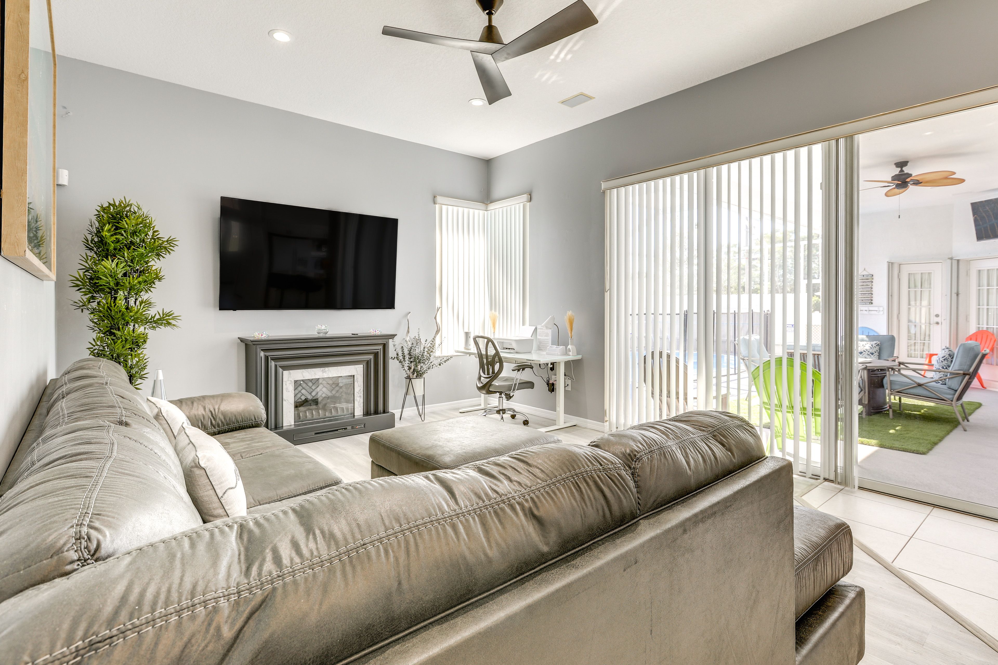 Living Room | Smart TV w/ Cable | Central Heating & A/C | Fireplace | Free WiFi