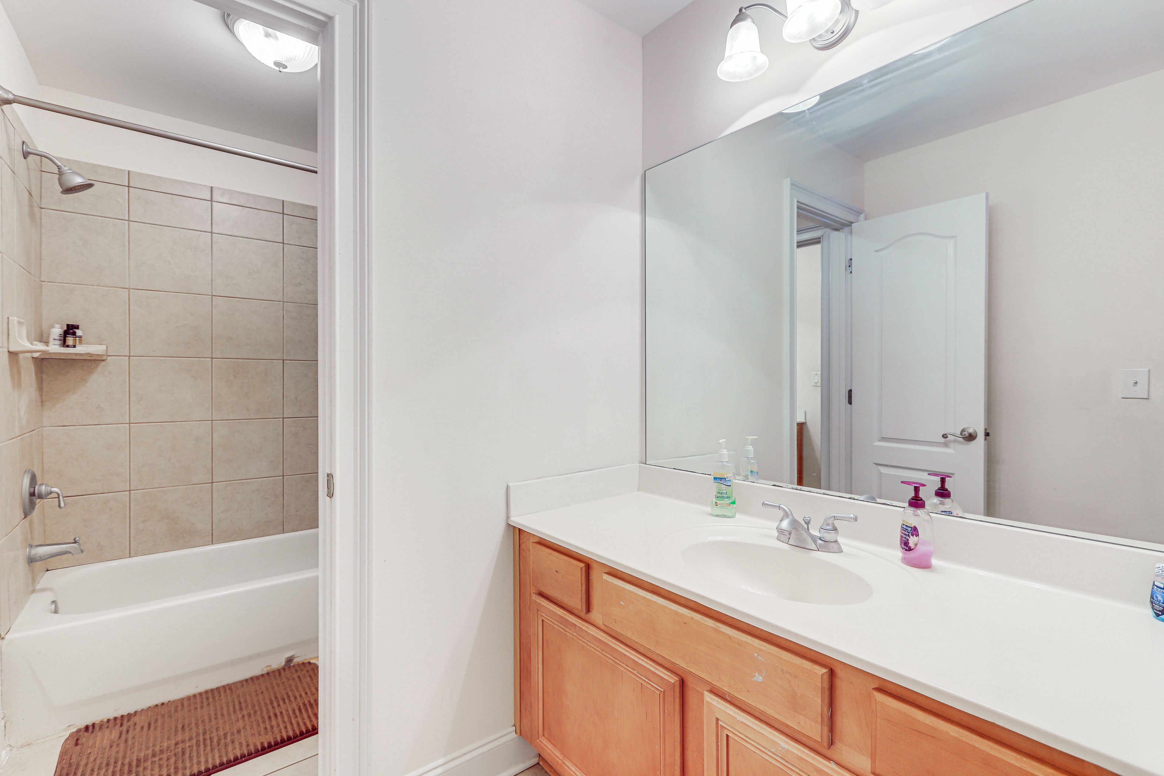Full Bathroom | 2nd Floor | Towels Provided