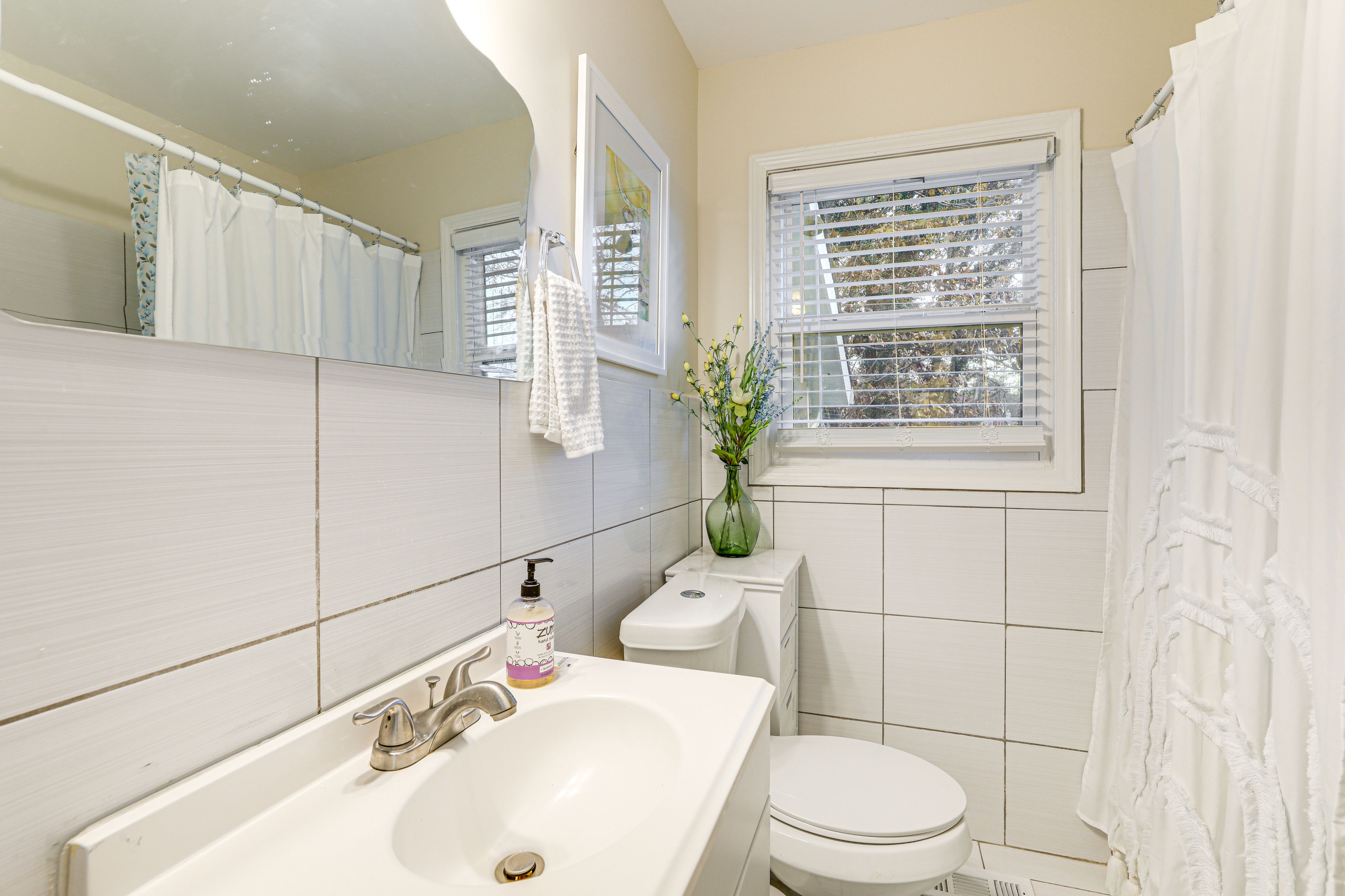 Full Bathroom | Shower/Tub Combo