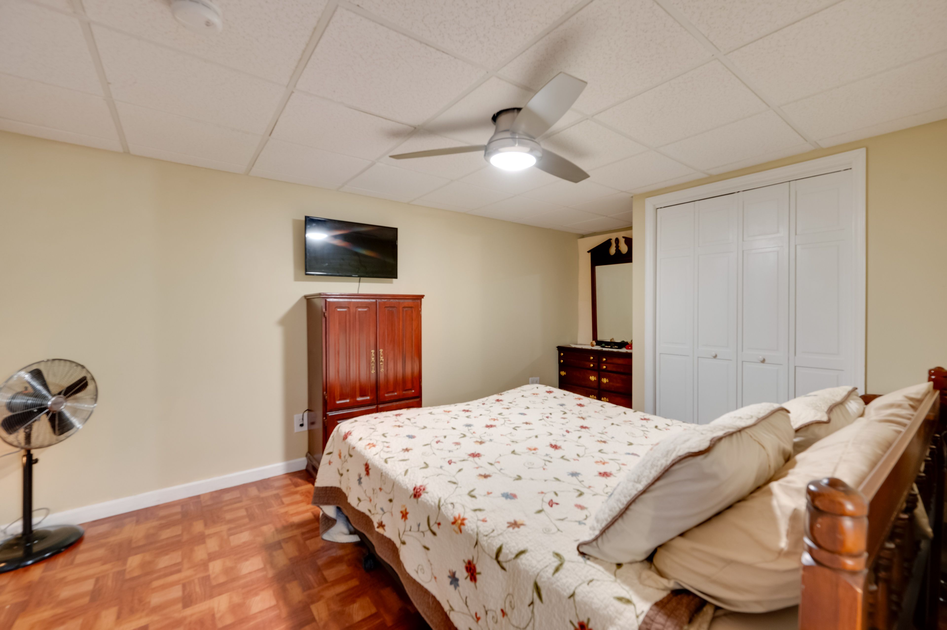 Bedroom | Queen Bed | Linens Provided