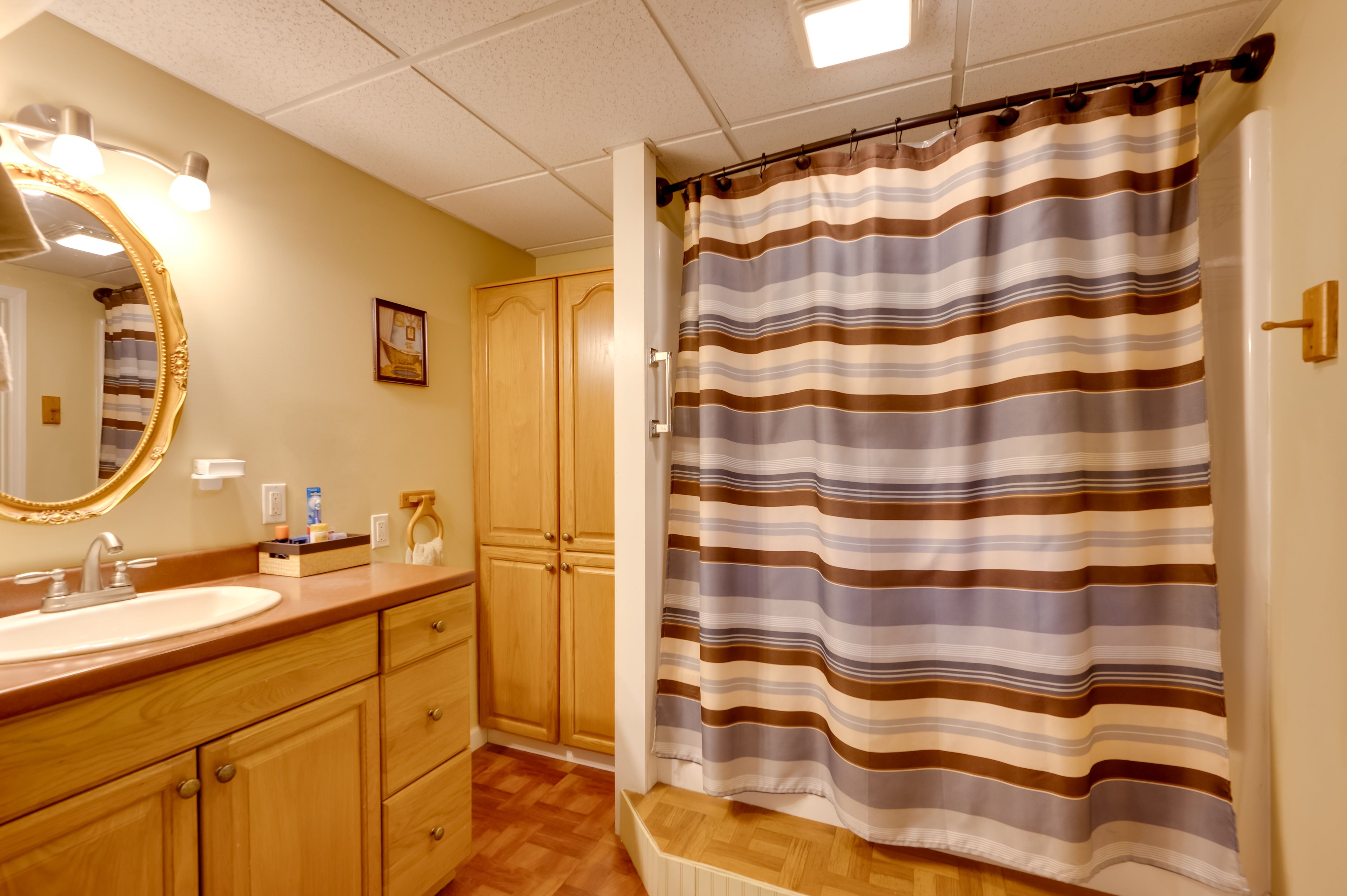 Full Bathroom | Towels Provided