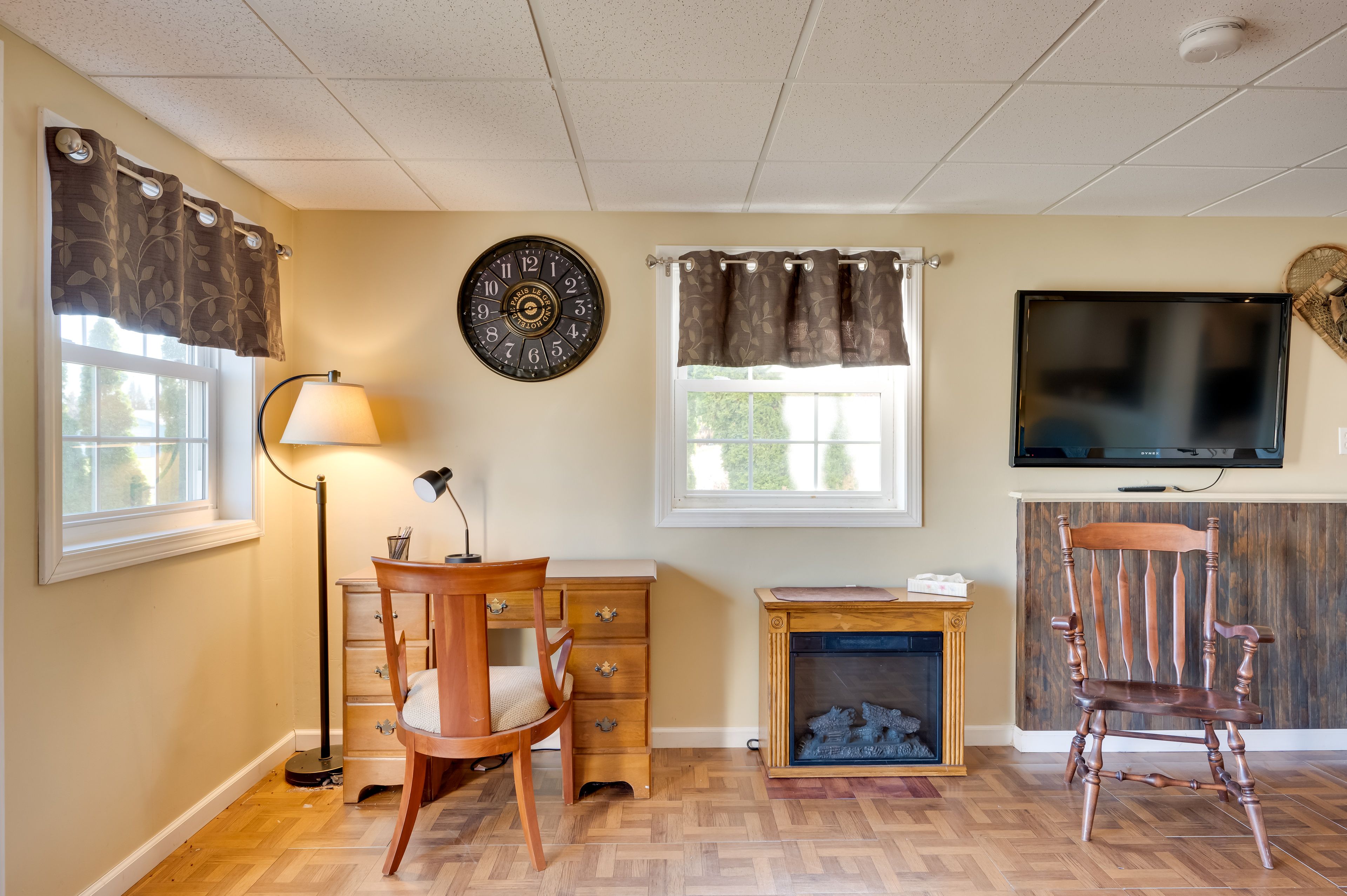 Living Room | Free WiFi | Smart TV | Electric Fireplace | Laptop Workspace
