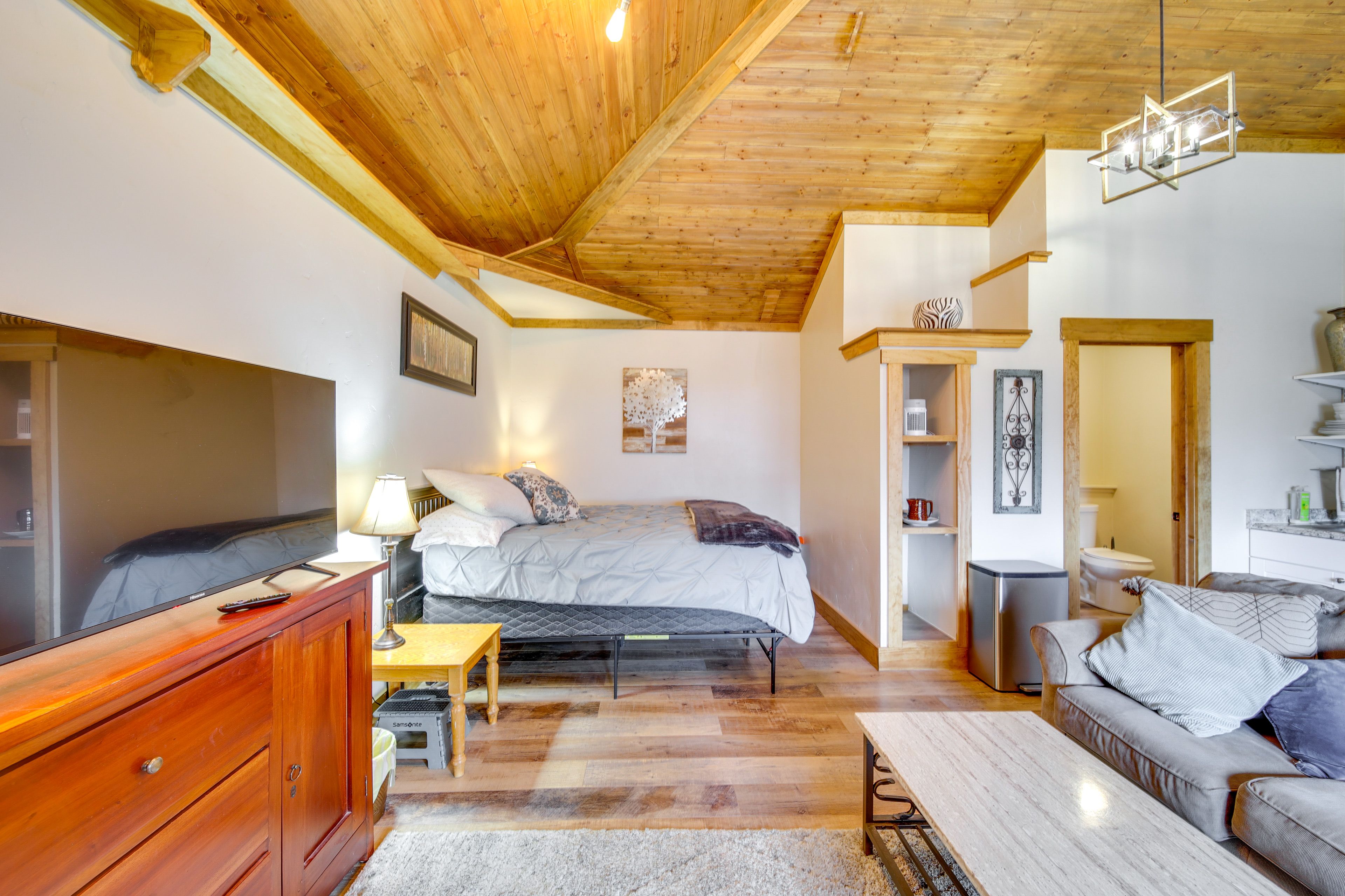 Studio | Queen Bed | Linens Provided