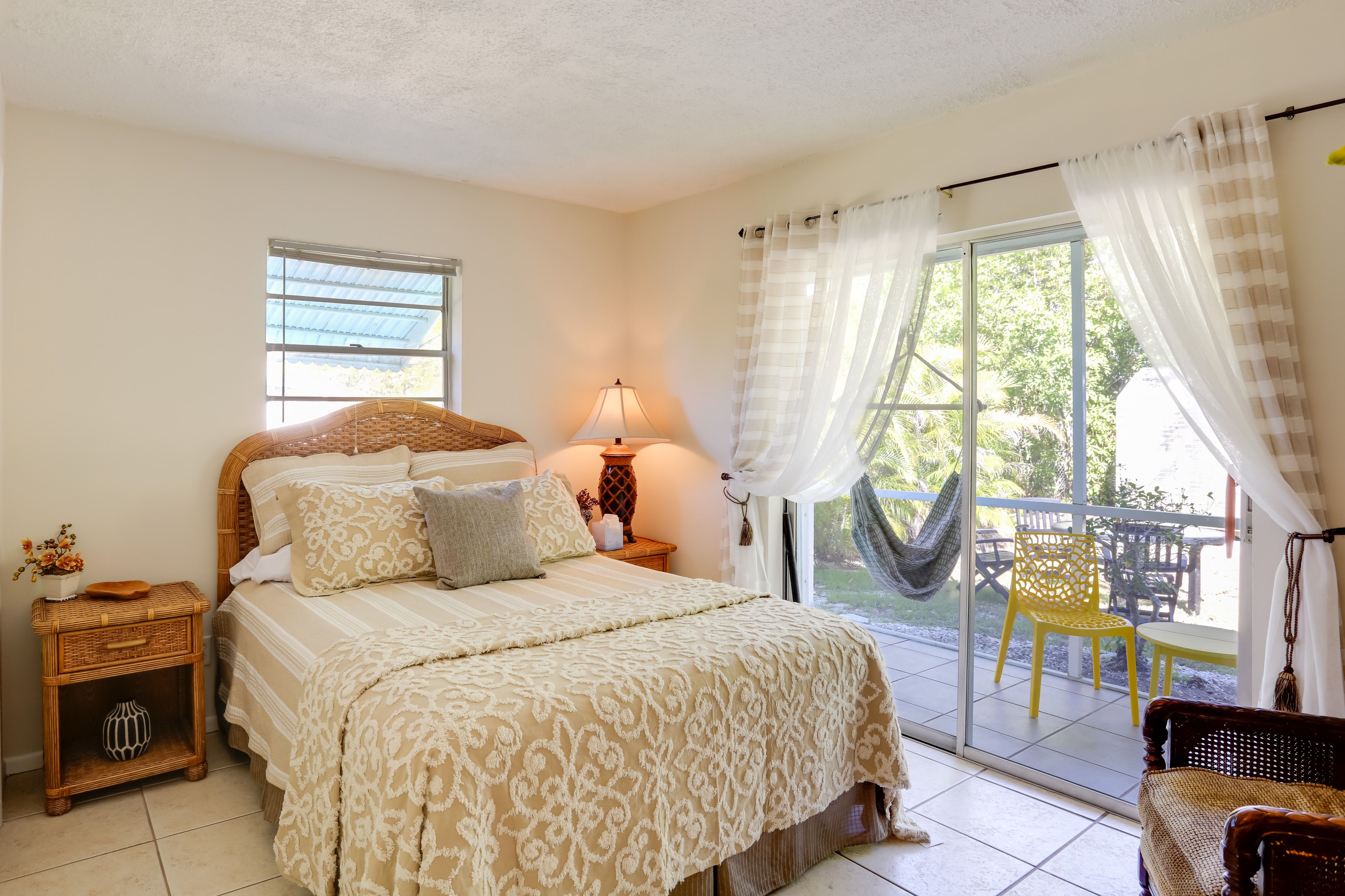 Bedroom 1 | Queen Bed
