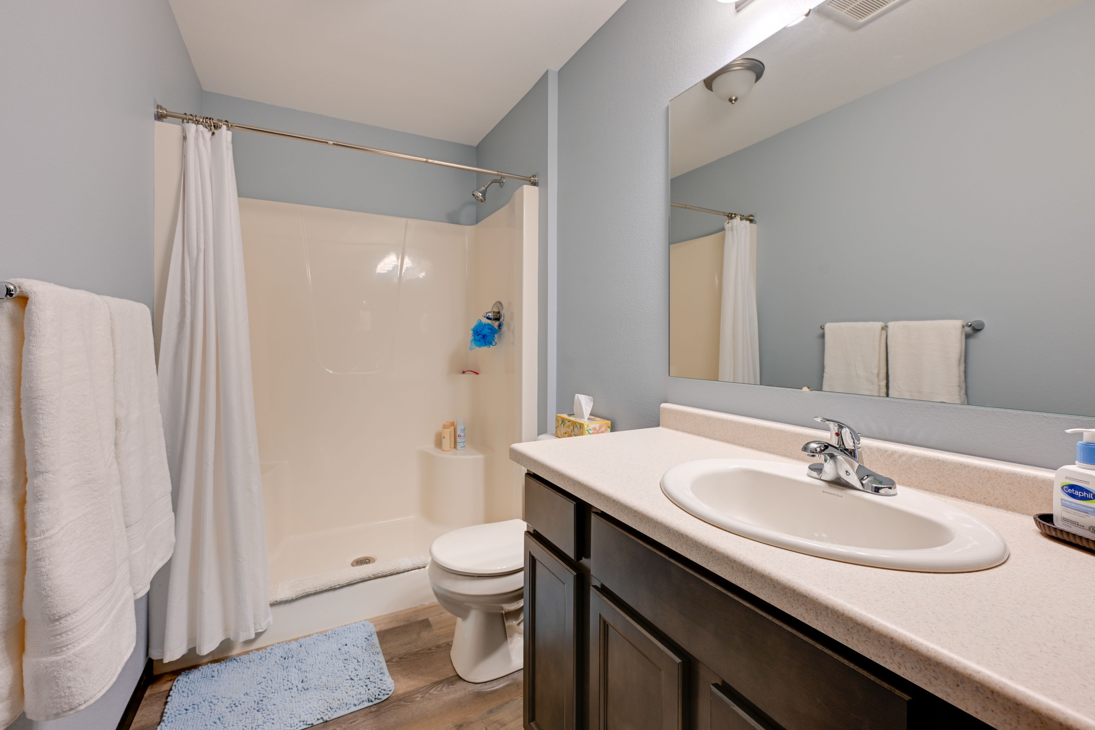 Full Bathroom | Main Level | Complimentary Toiletries | Towels Provided