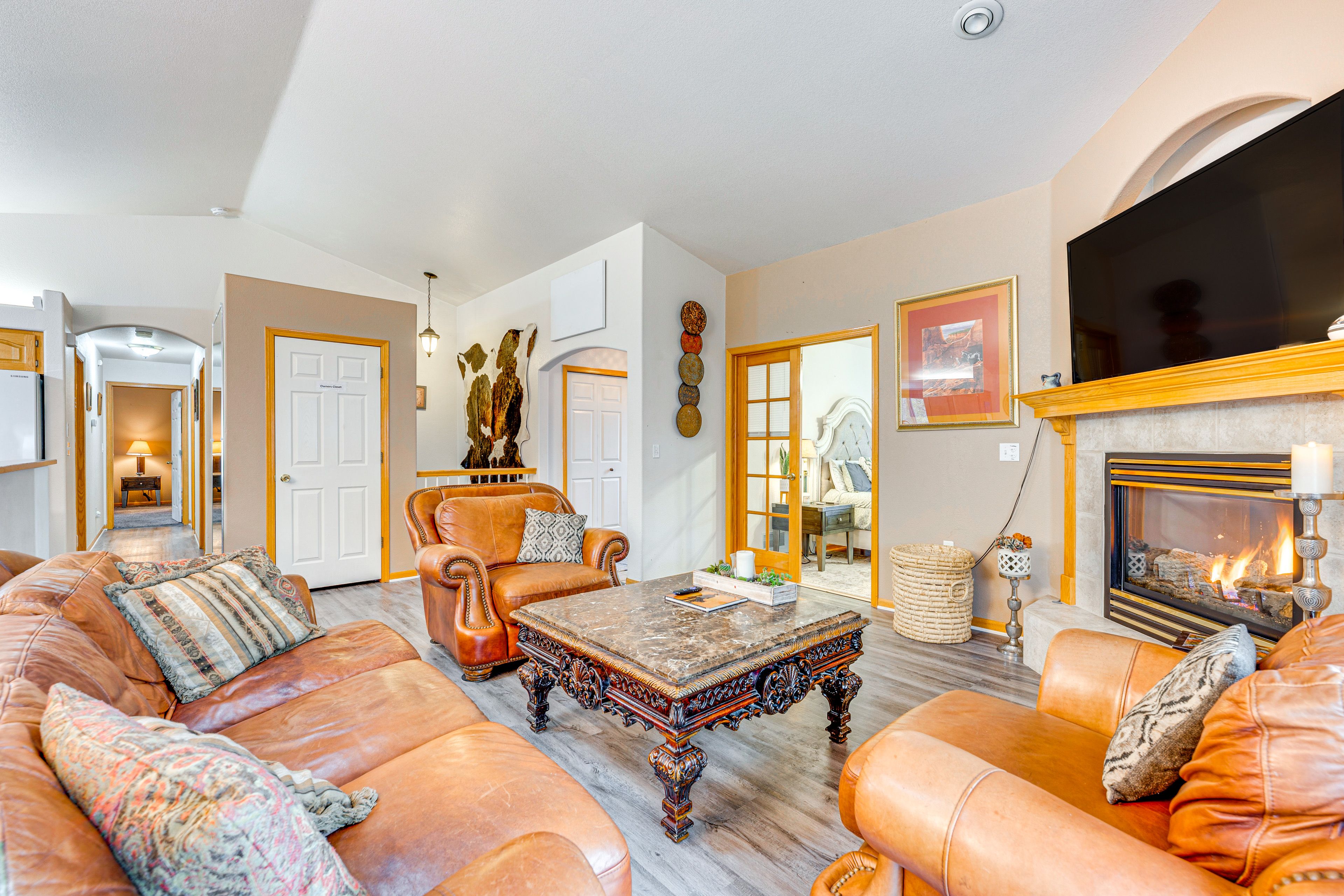 Living Room | Free WiFi | Smart TV | Central A/C | Fireplace | Main Floor