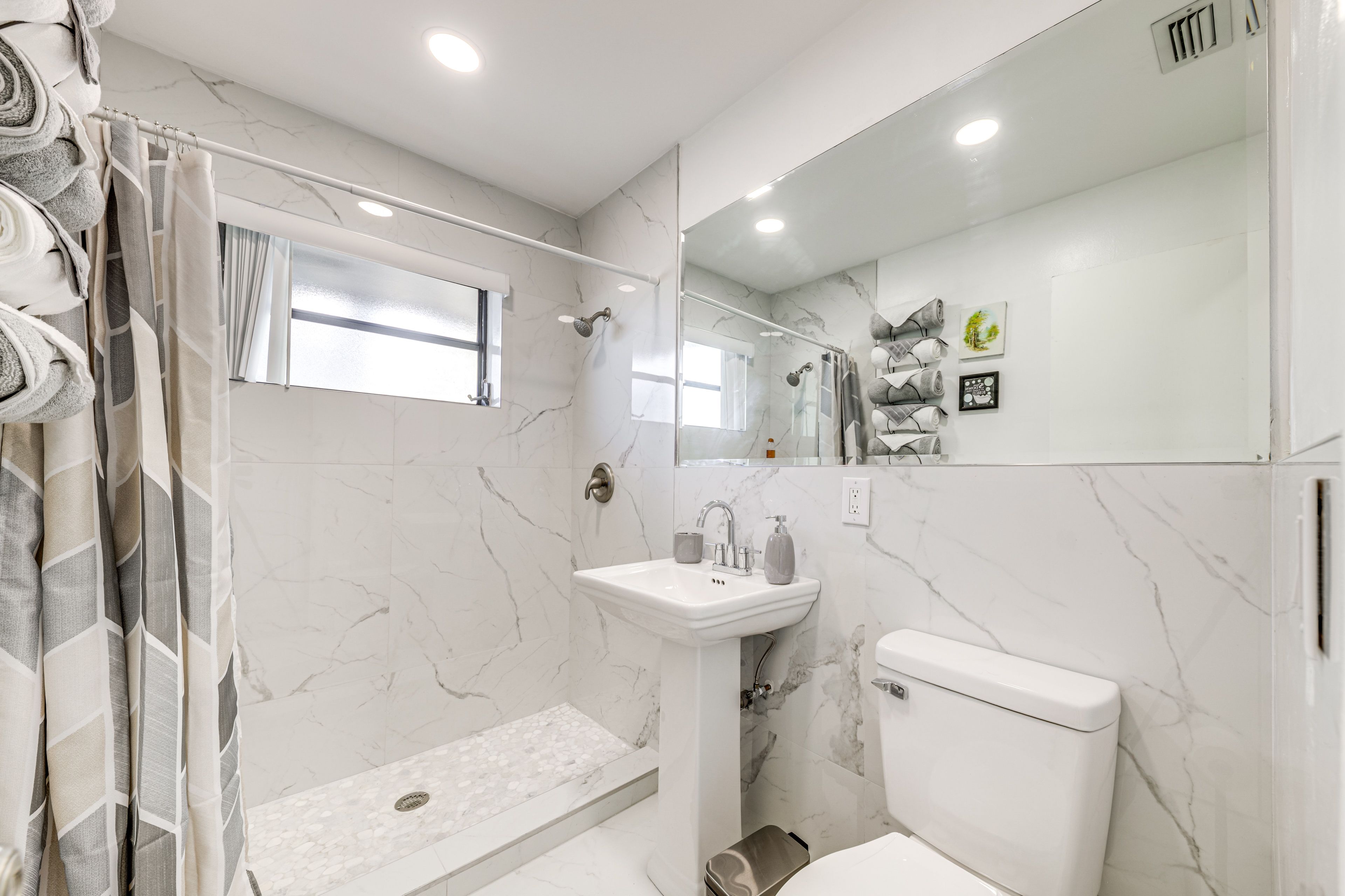 Full Bathroom | Complimentary Toiletries
