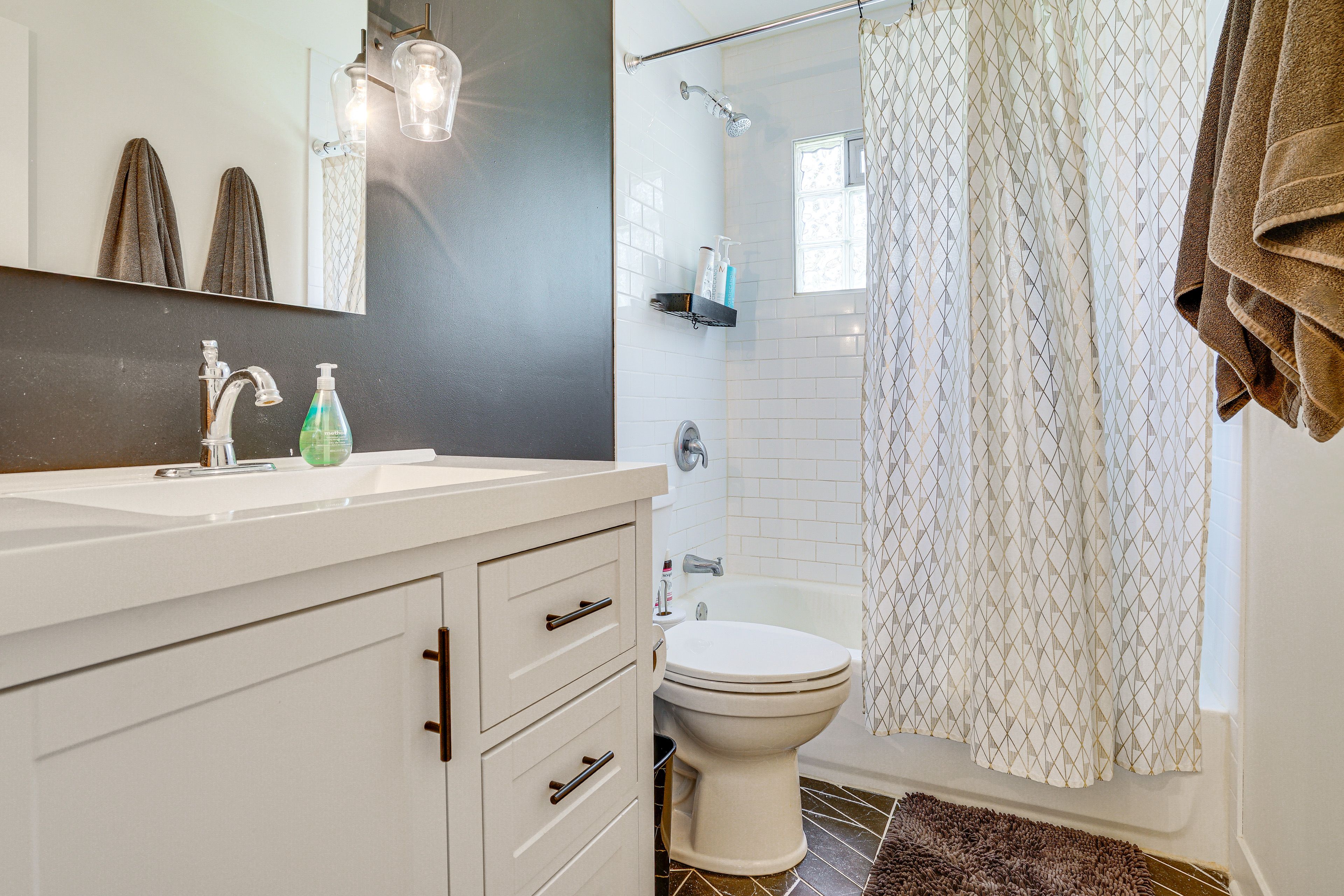 Full Bathroom | Main Level | Towels Provided