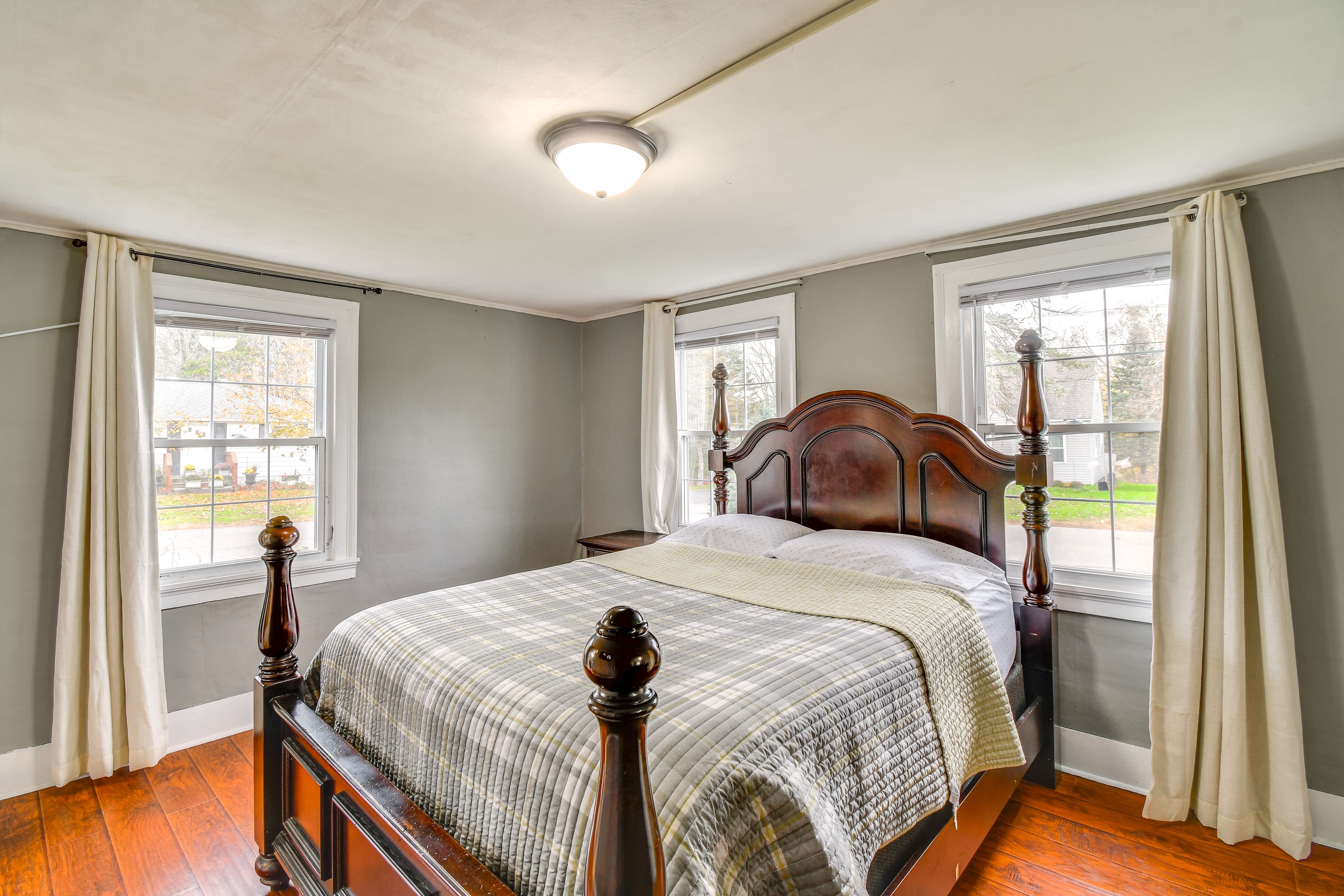 Bedroom 1 | Queen Bed | Smart TV | 1st Floor