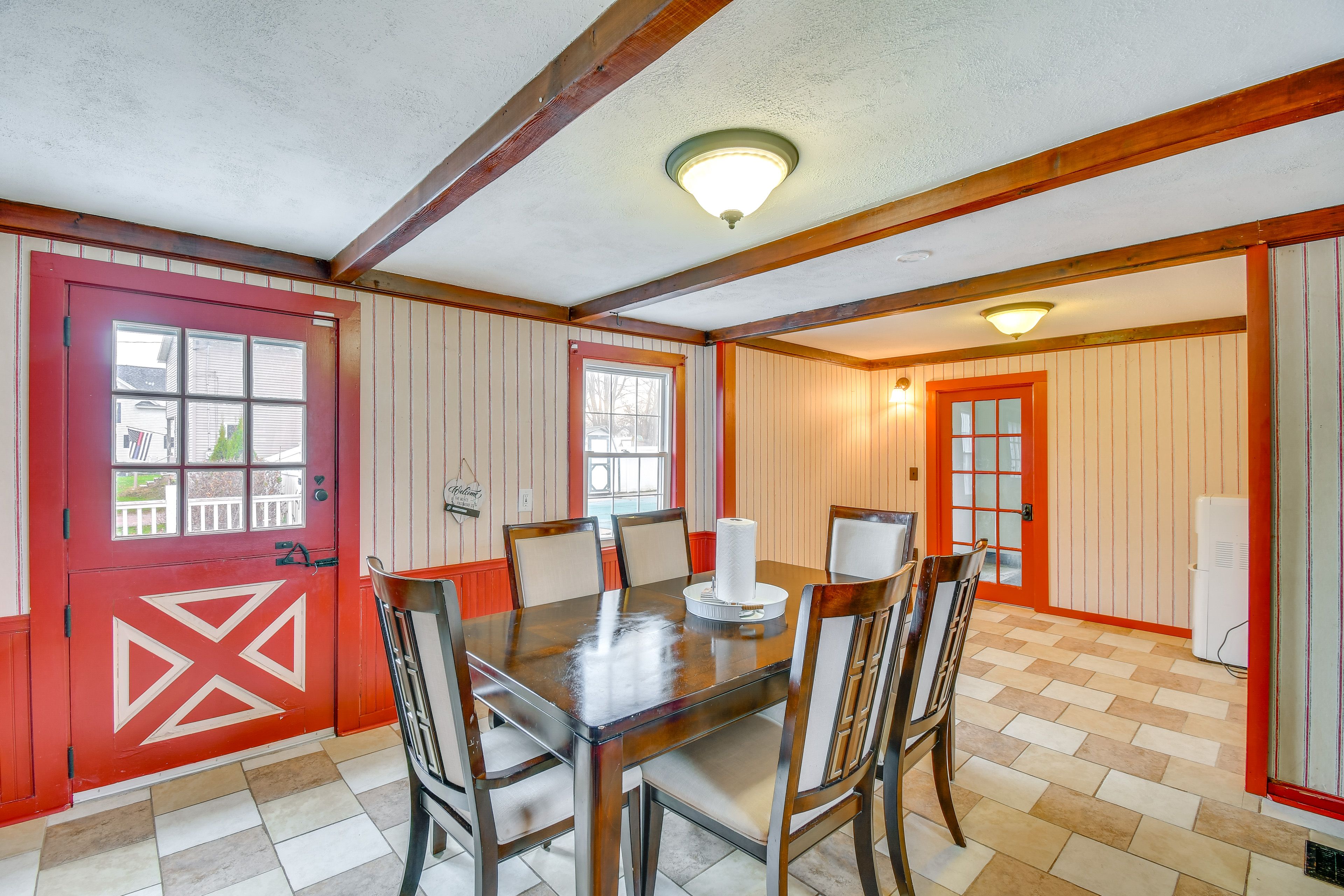 Dining Area | Dishware/Flatware Provided | 1st Floor
