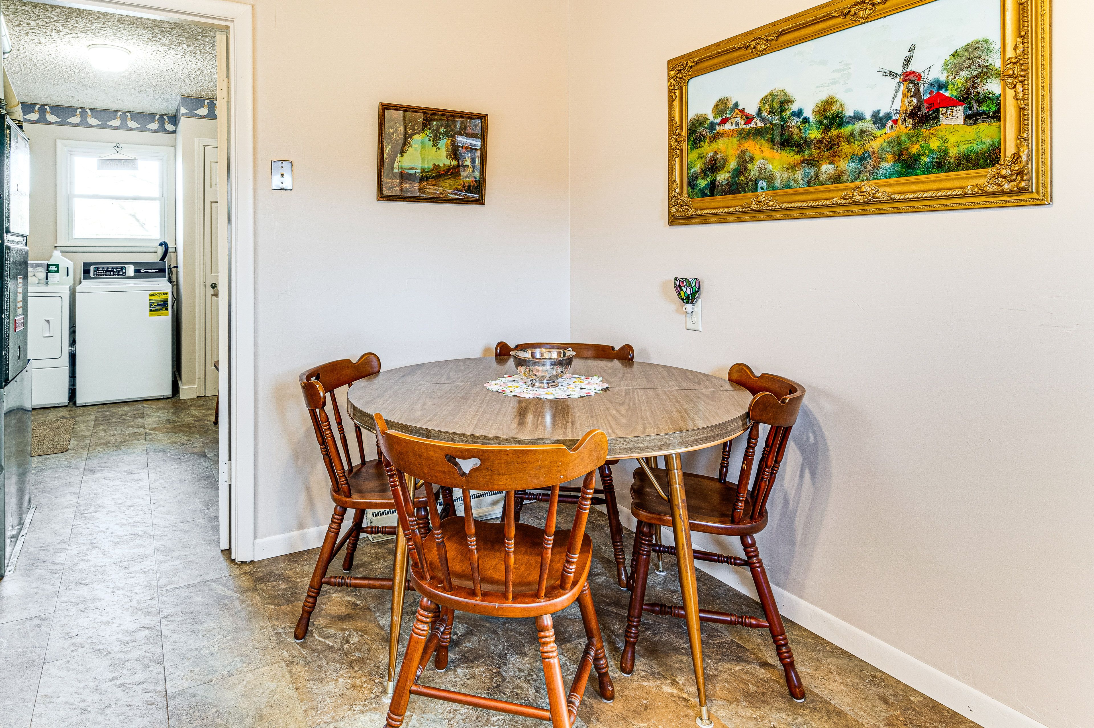 Dining Area | Dishware/Flatware Provided