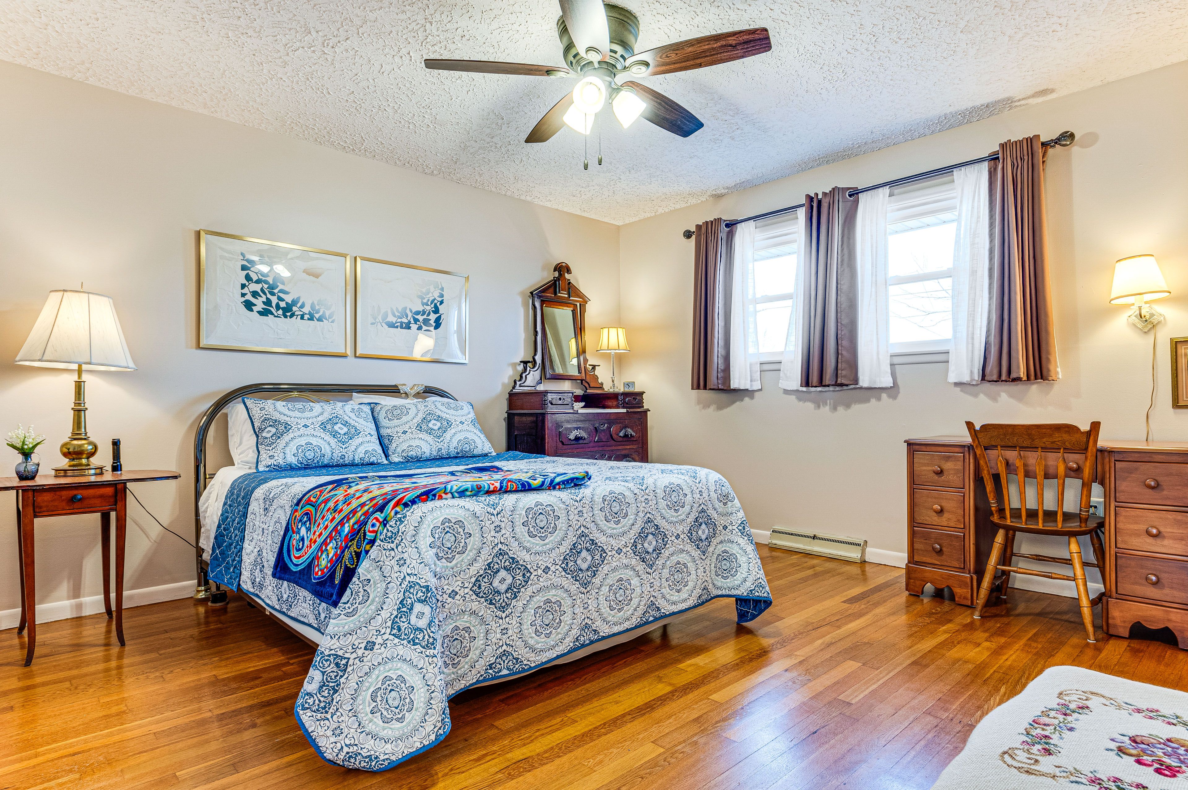 Bedroom 1 | Queen Bed | En-Suite Bathroom