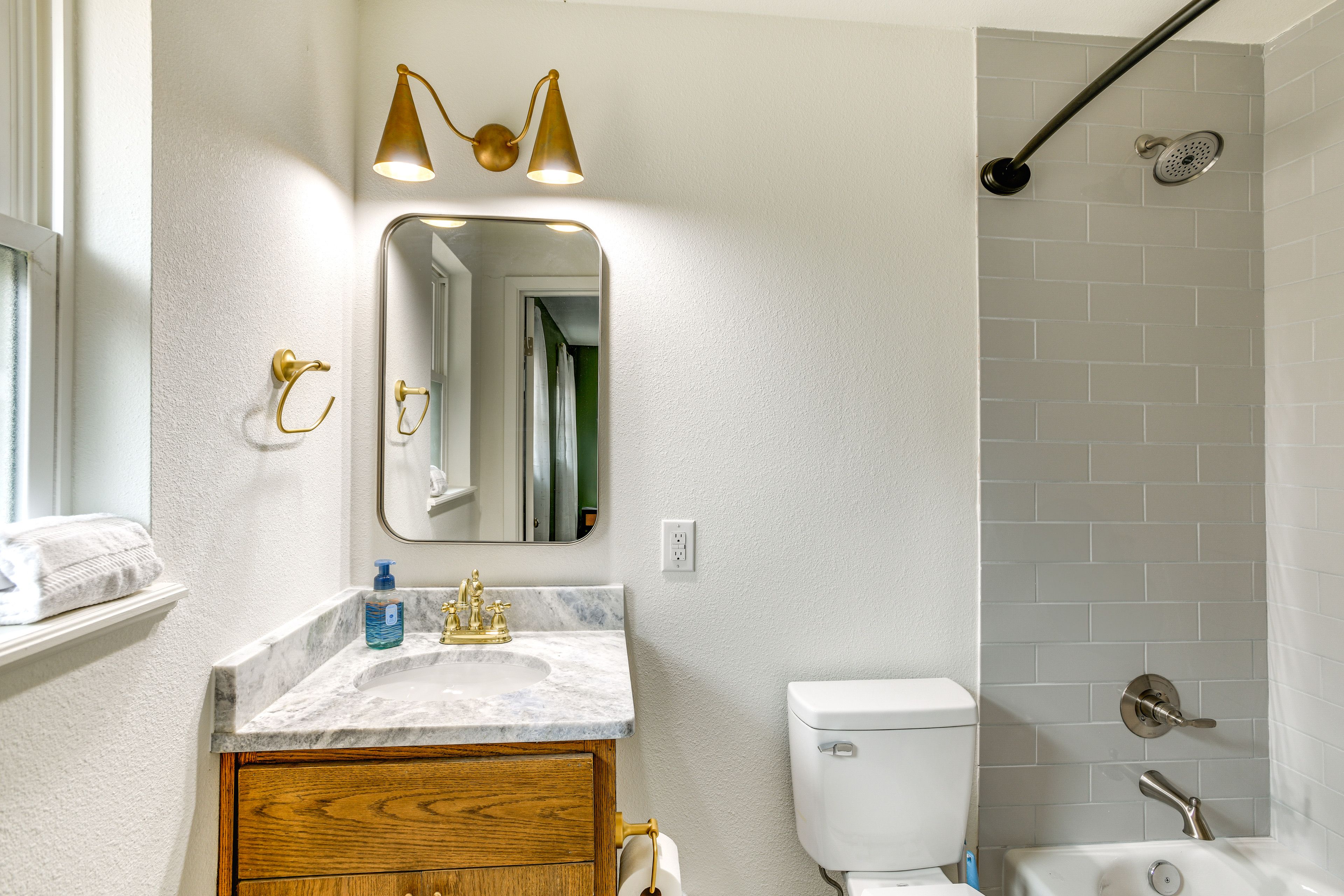 Full Bathroom | Towels Provided | Hair Dryer
