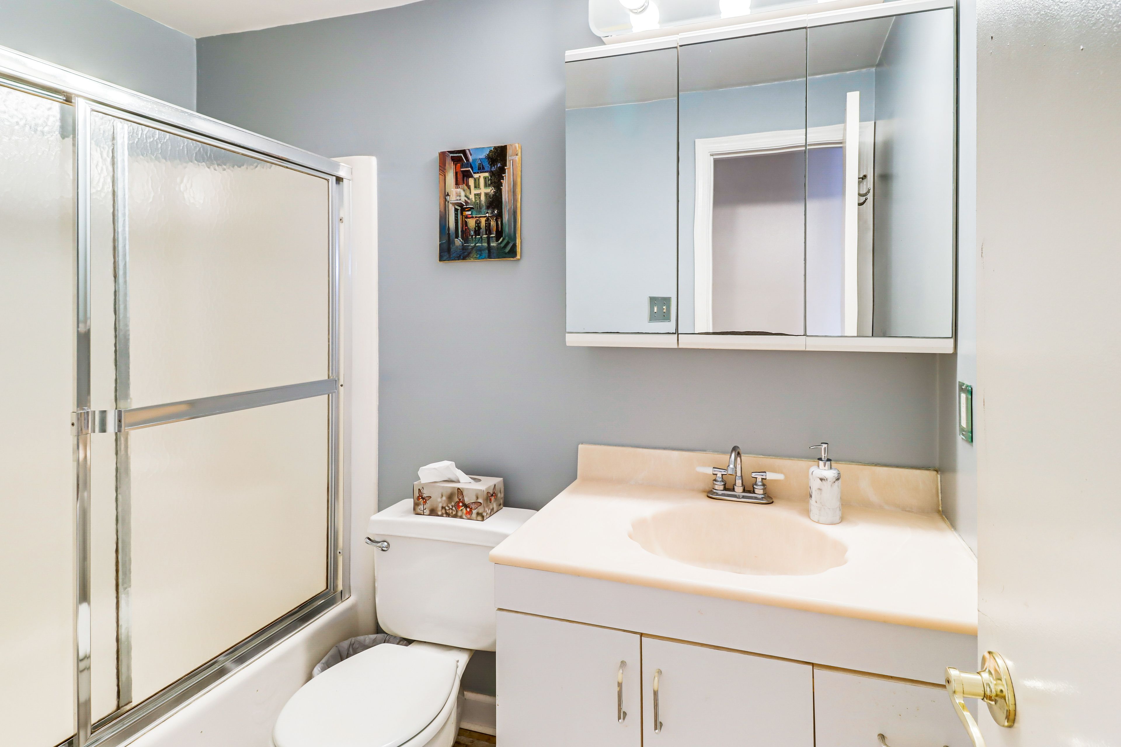 Full Bathroom | Towels Provided