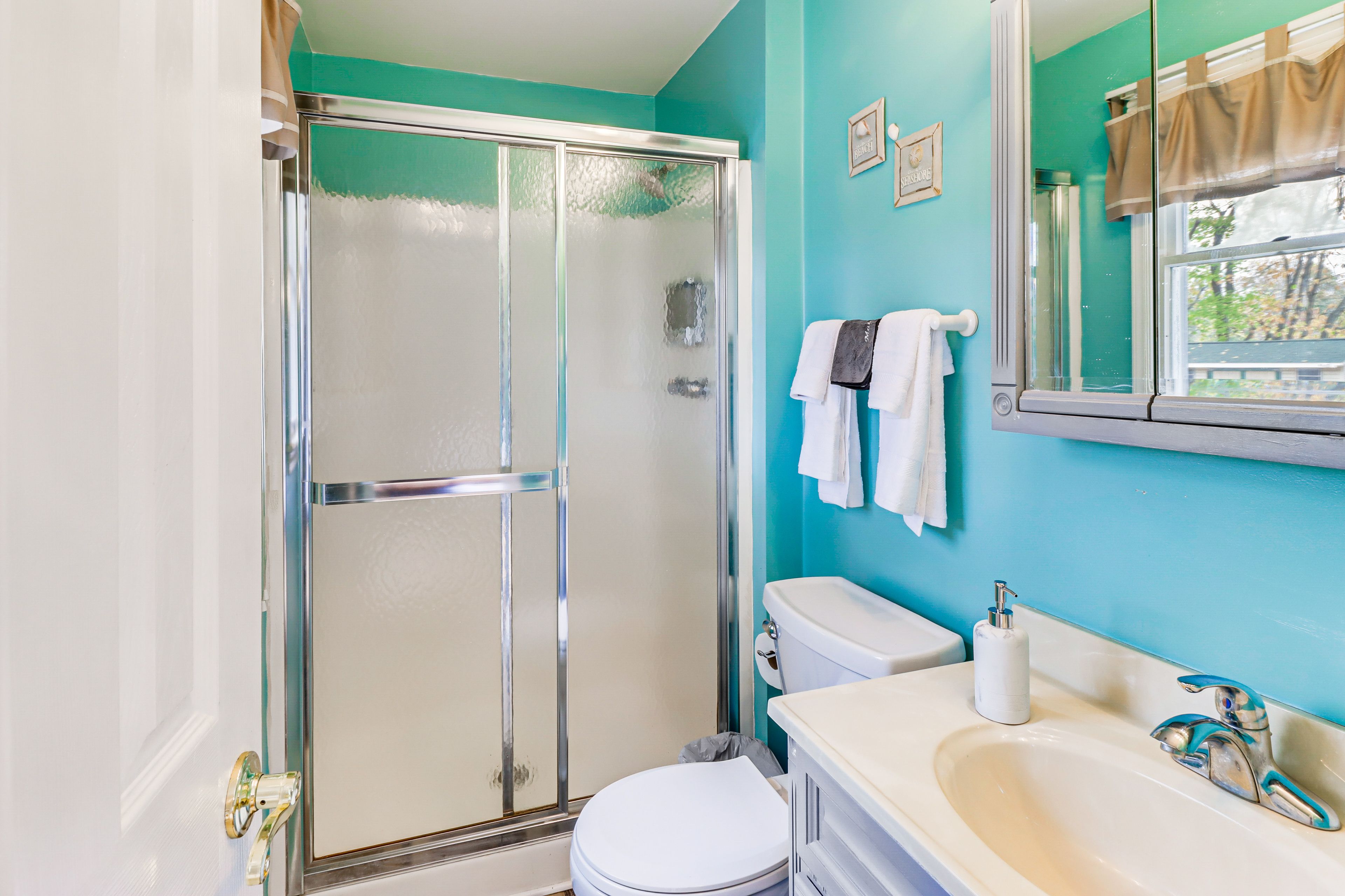 Full Bathroom | Towels Provided