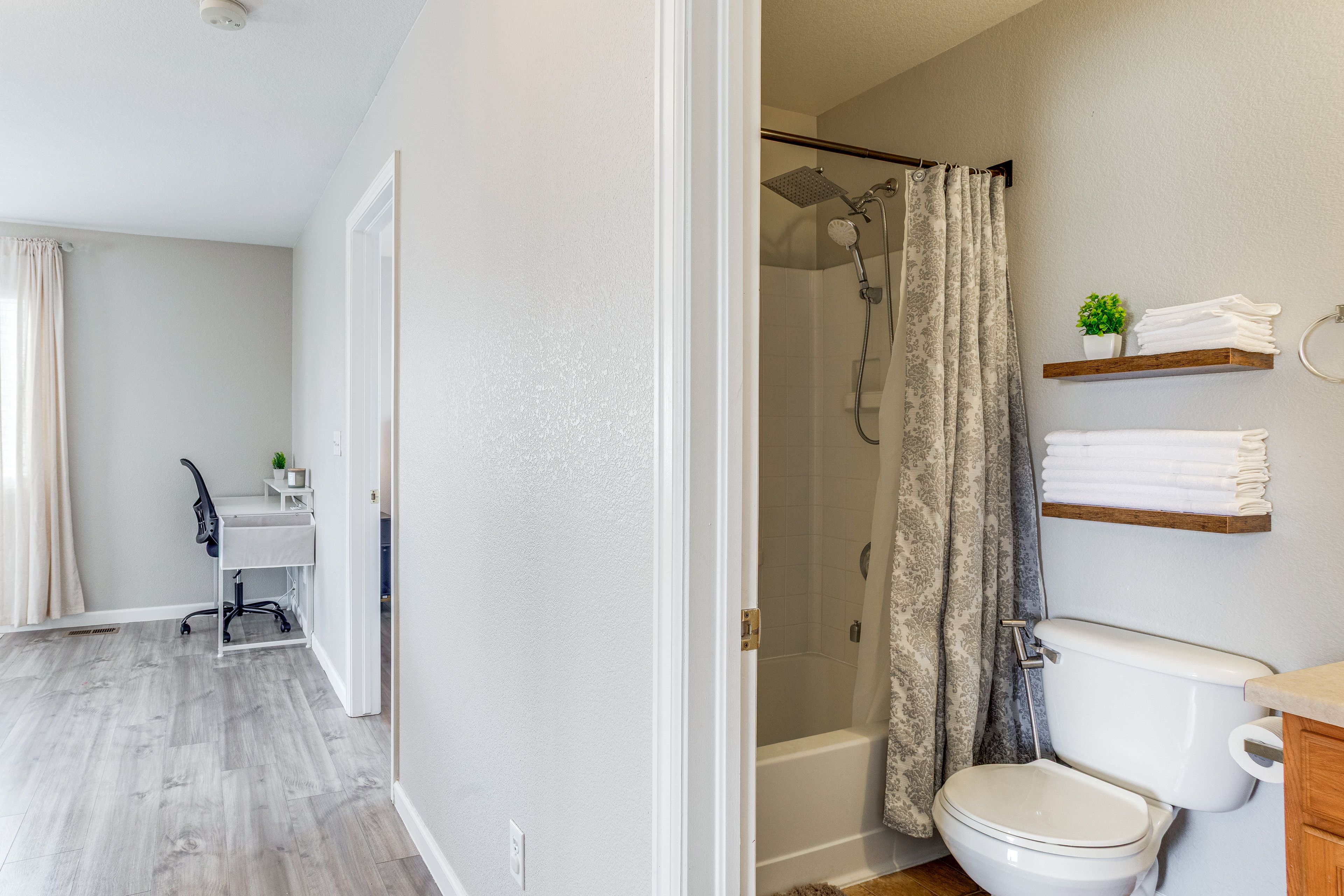 Full Bathroom | 2nd Floor | Towels Provided
