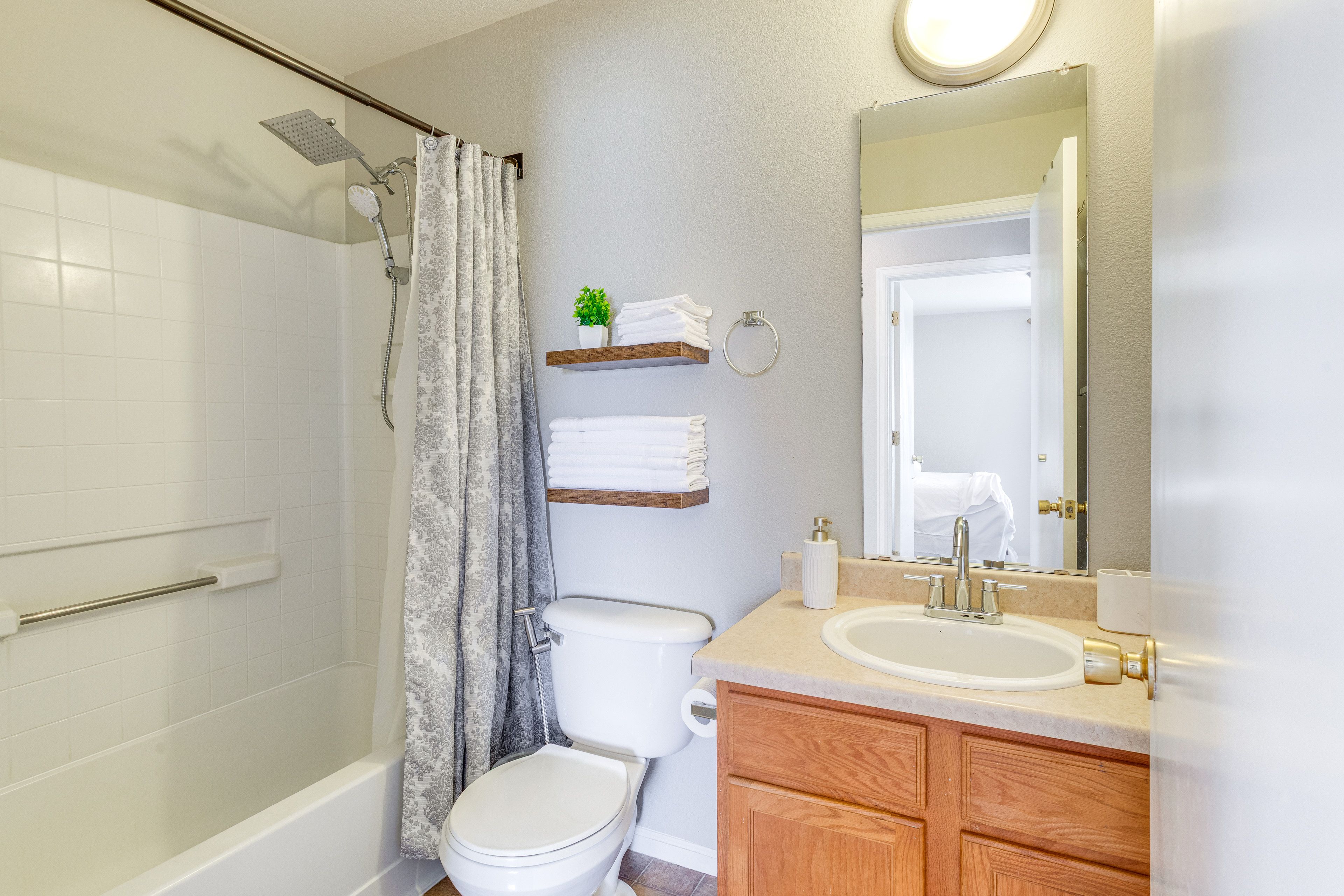Full Bathroom | 2nd Floor | Complimentary Toiletries