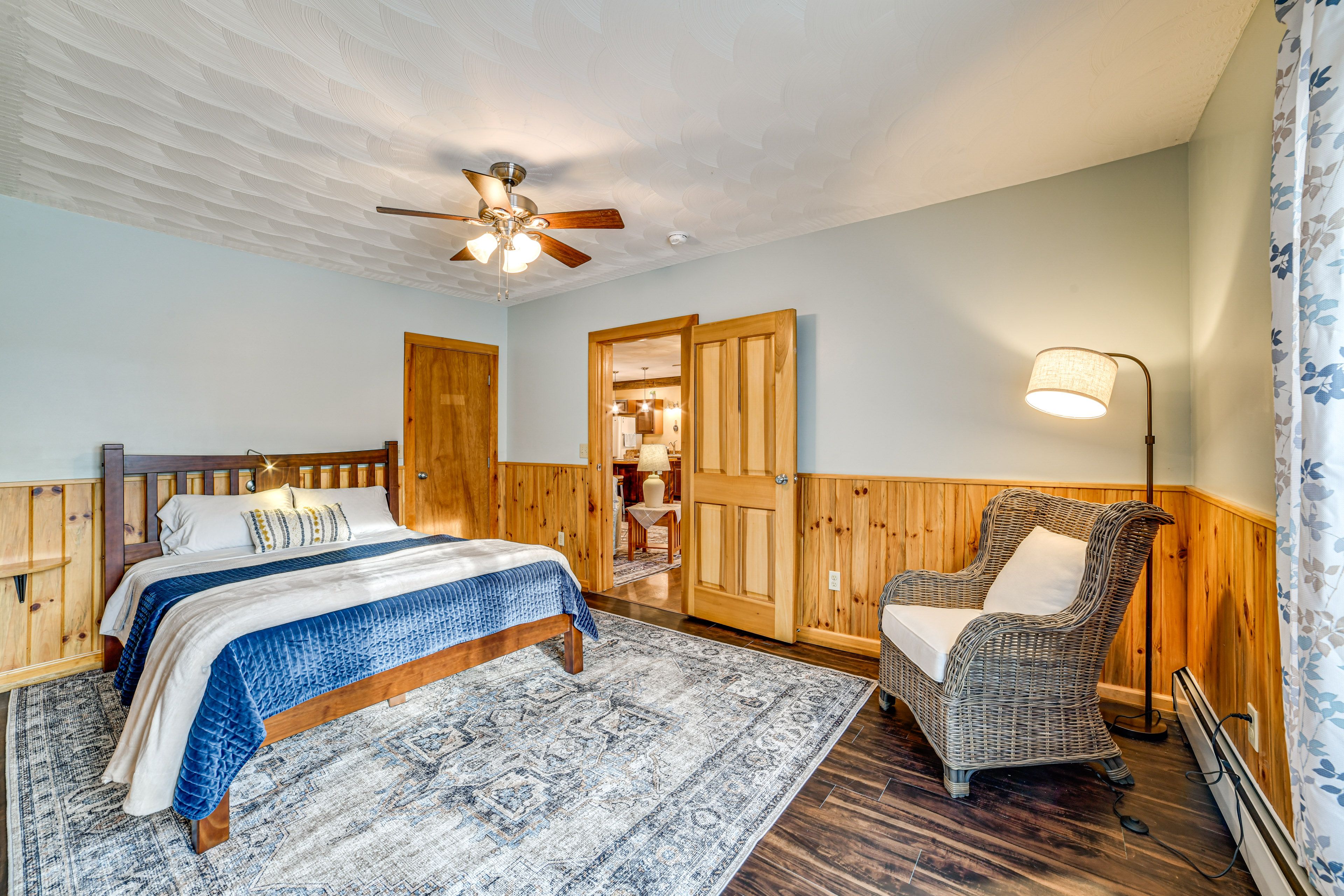 Bedroom 2 | Queen Bed | 1st Floor