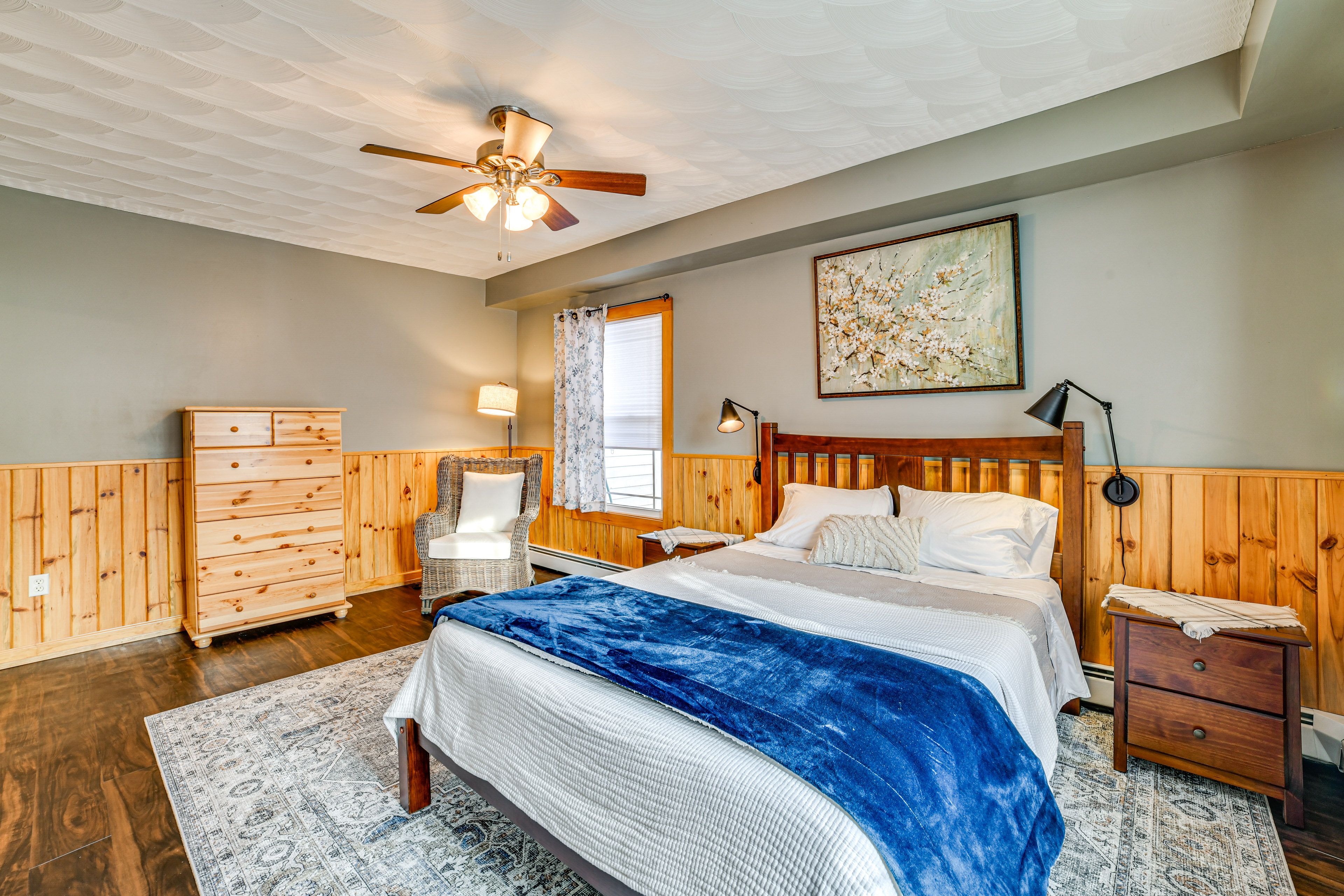 Bedroom 1 | Queen Bed | Linens Provided | 1st Floor