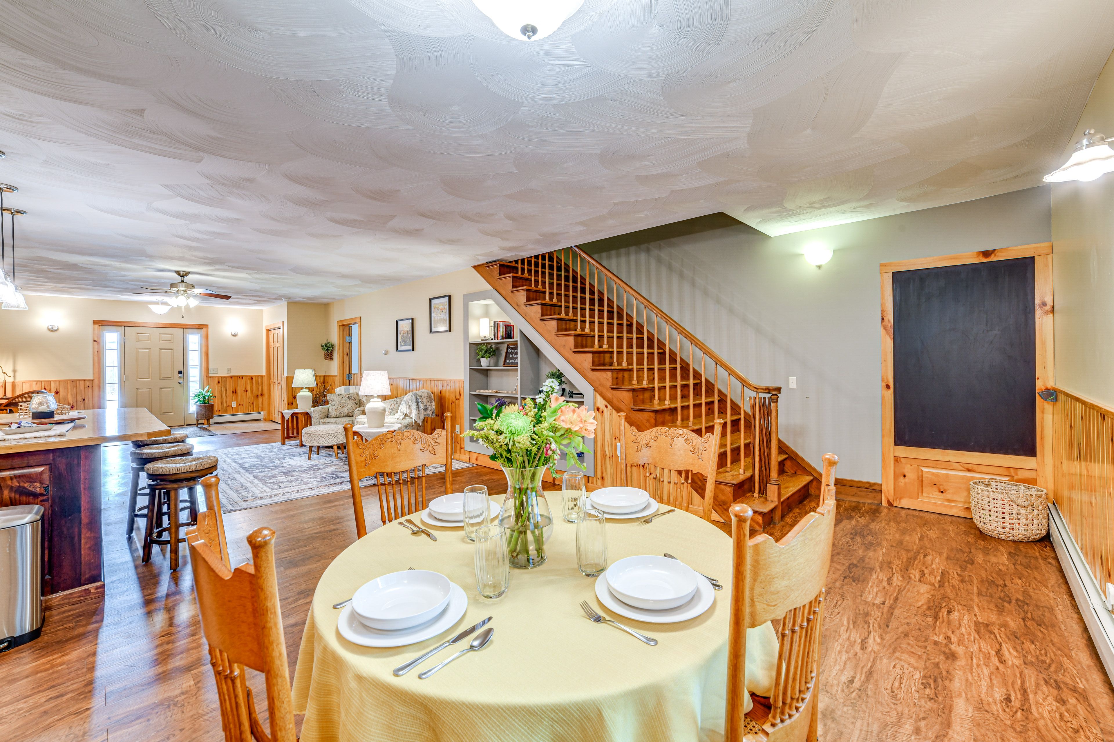 Dining Area | Dishware/Flatware Provided | 1st Floor
