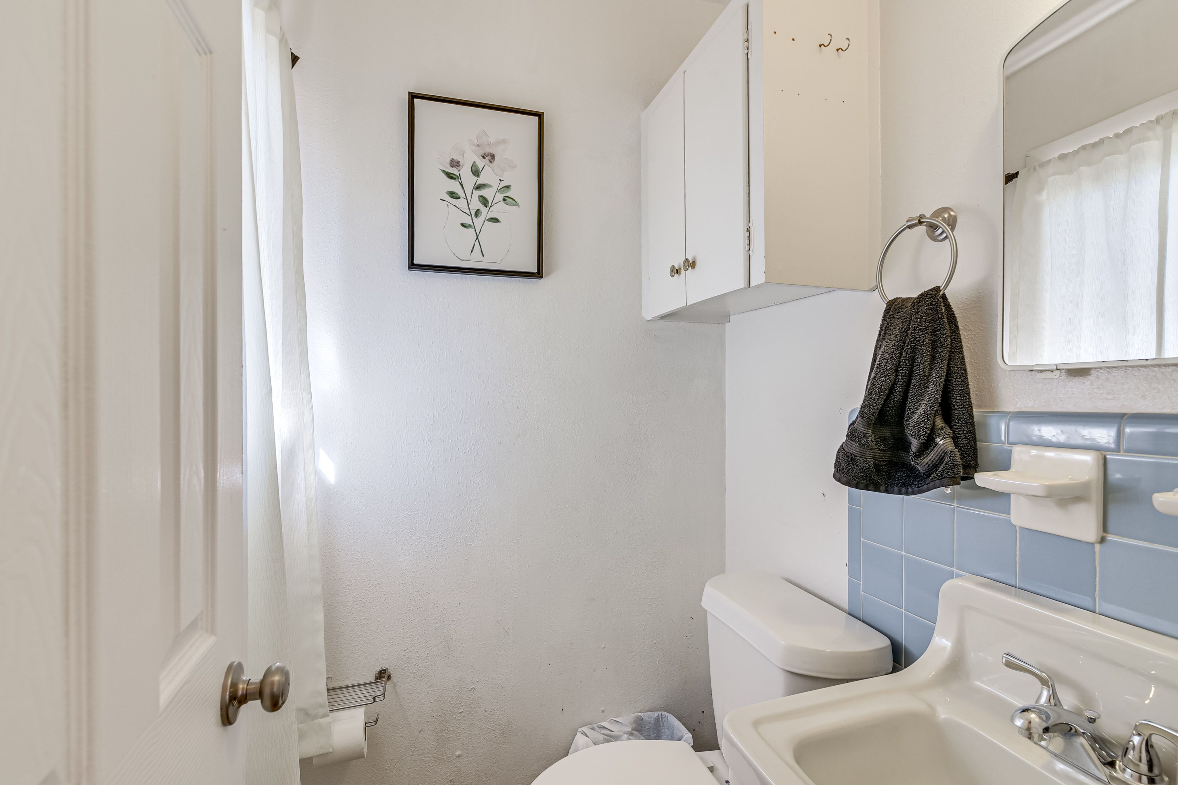 Half Bathroom | Towels Provided