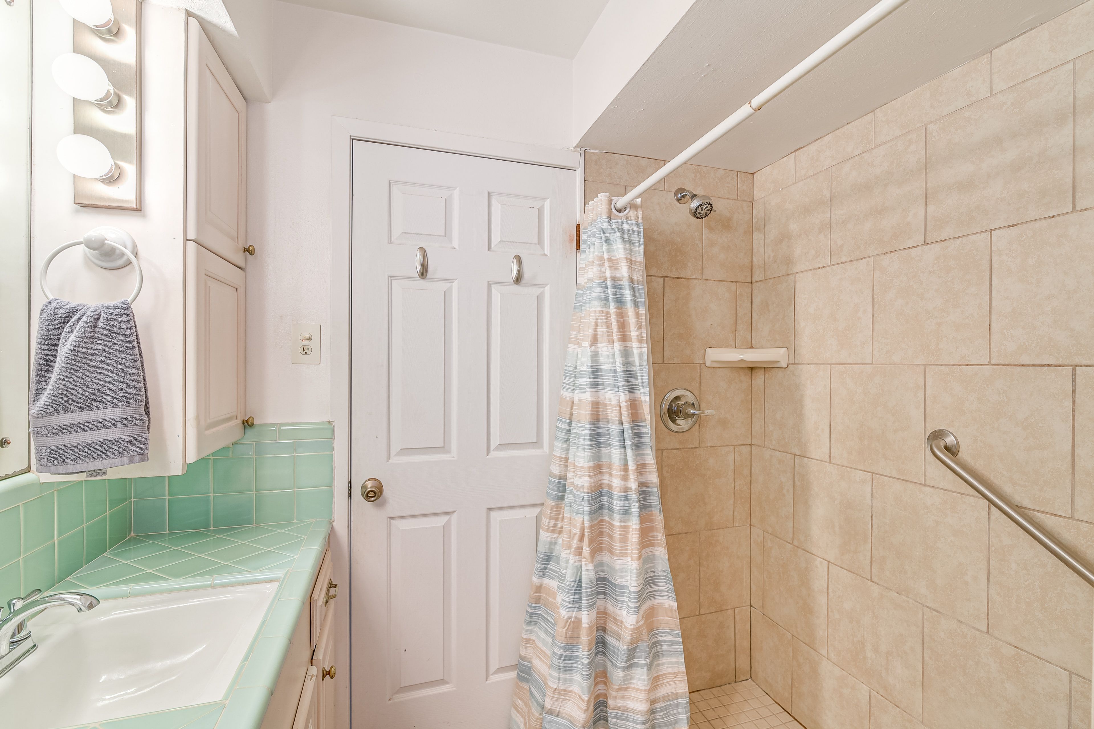 Full Bathroom | Grab Rail in Shower