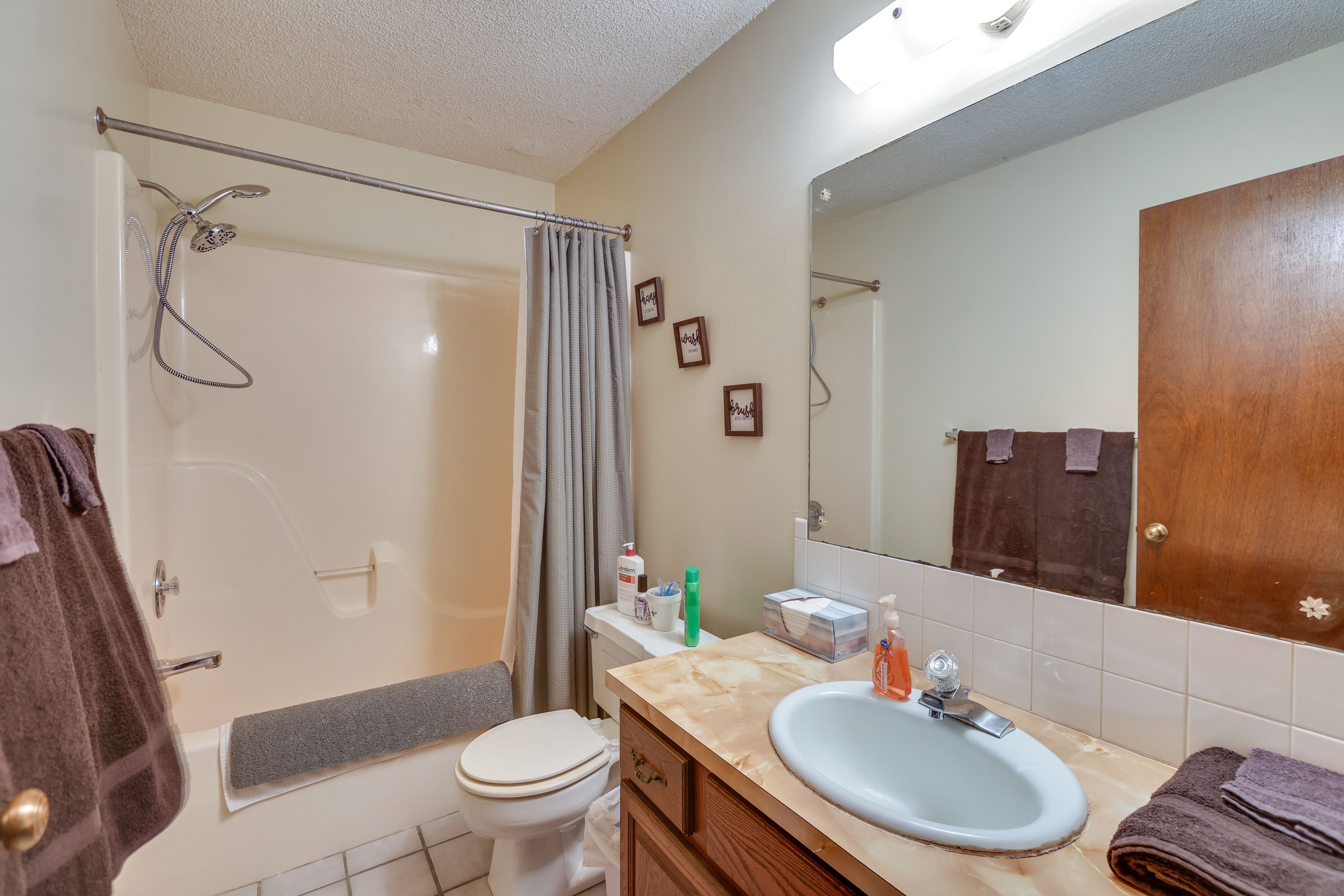 Full Bathroom | Towels Provided