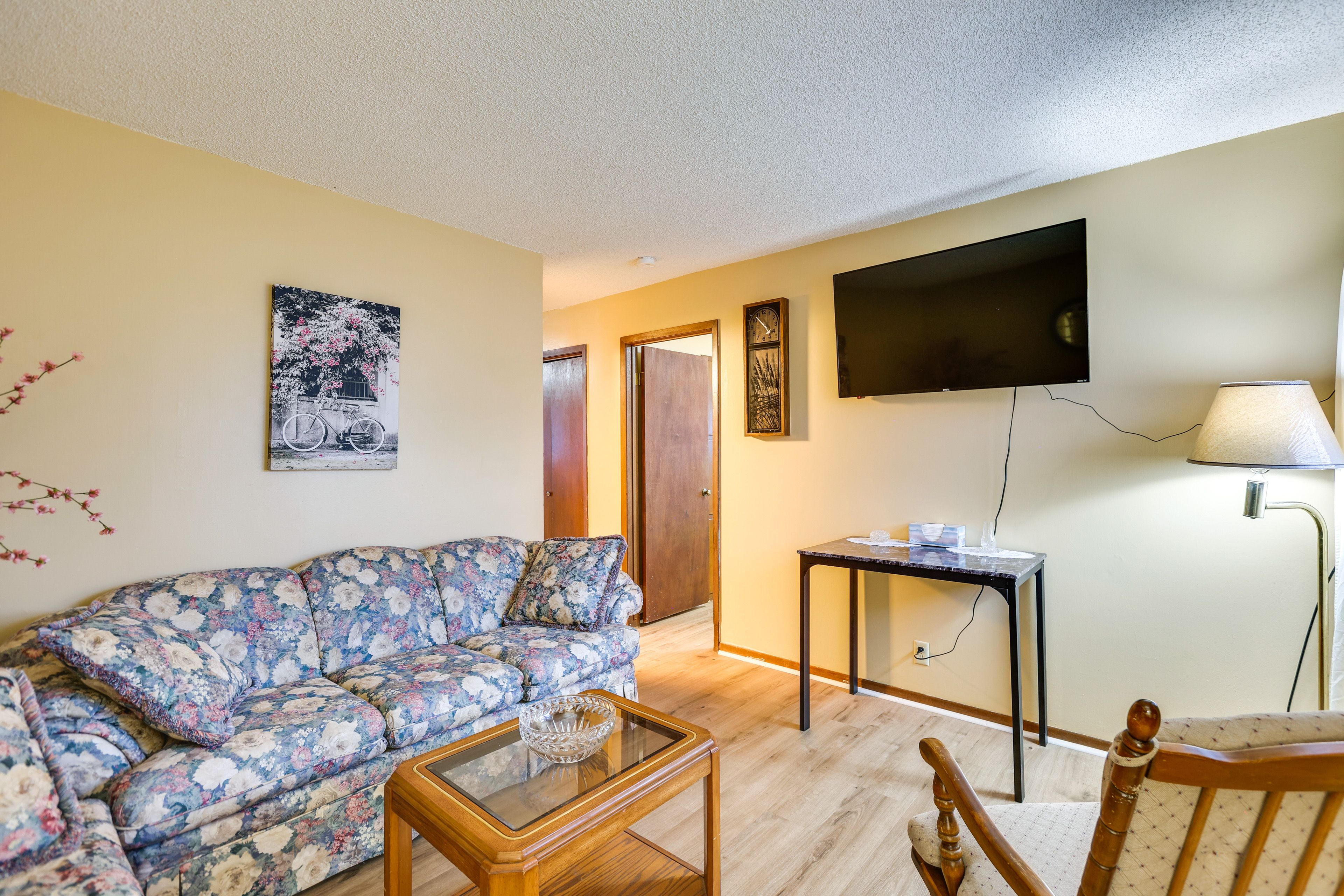 Living Room | Smart TV | Central Air Conditioning/Heat