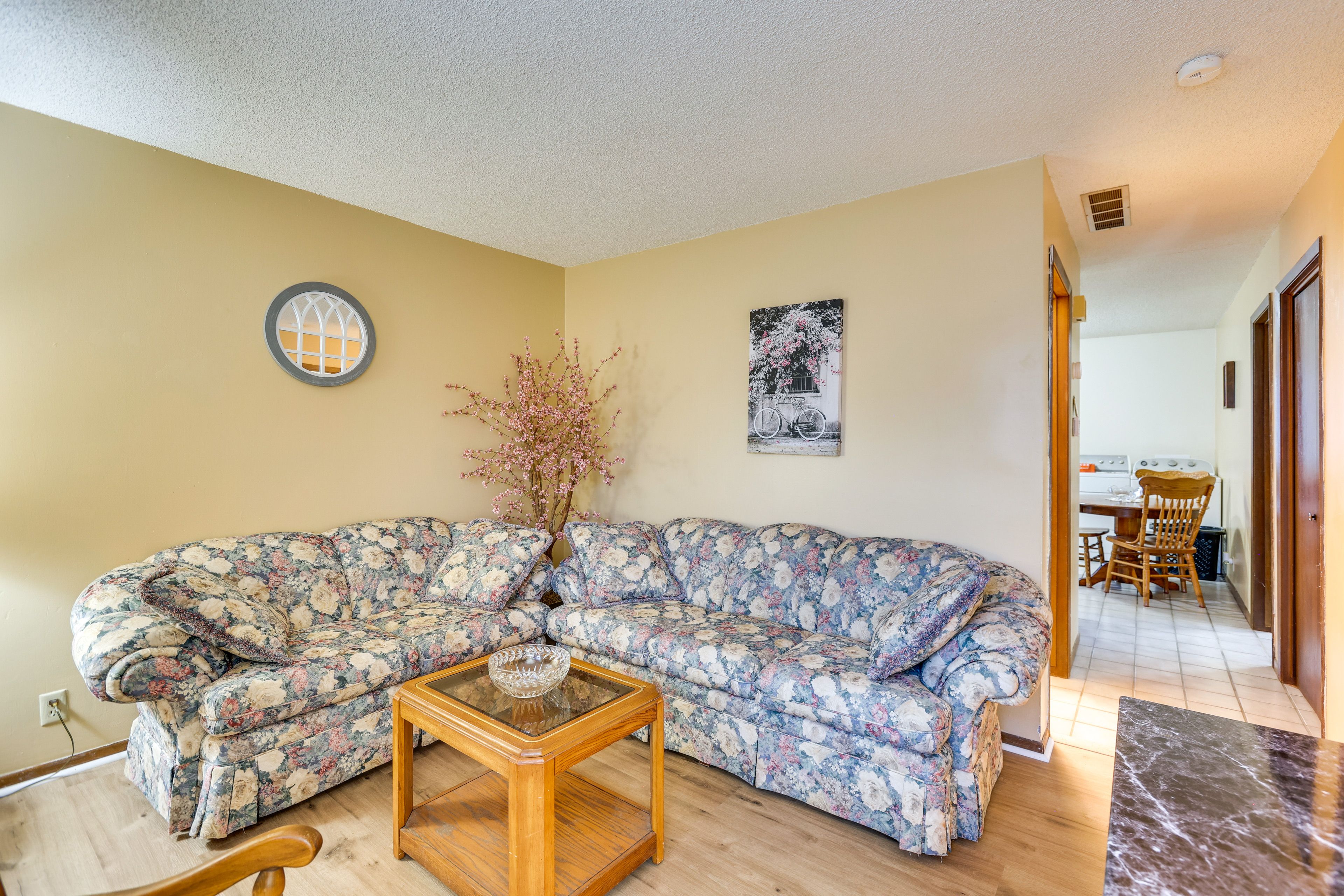 Hutchinson Vacation Rental | 2BR | 1BA | 740 Sq Ft | Steps to Enter