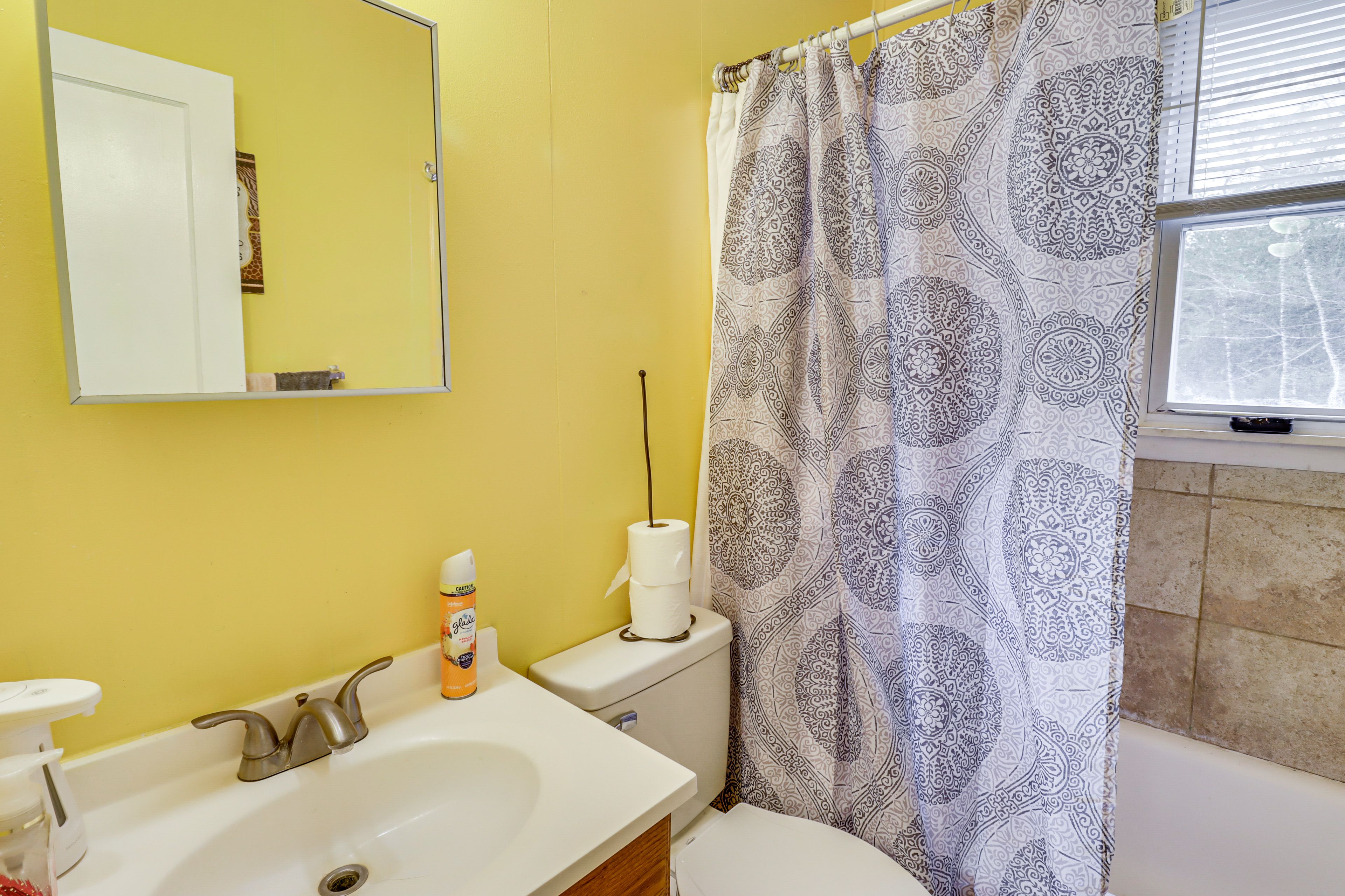 Full Bathroom | Towels Provided