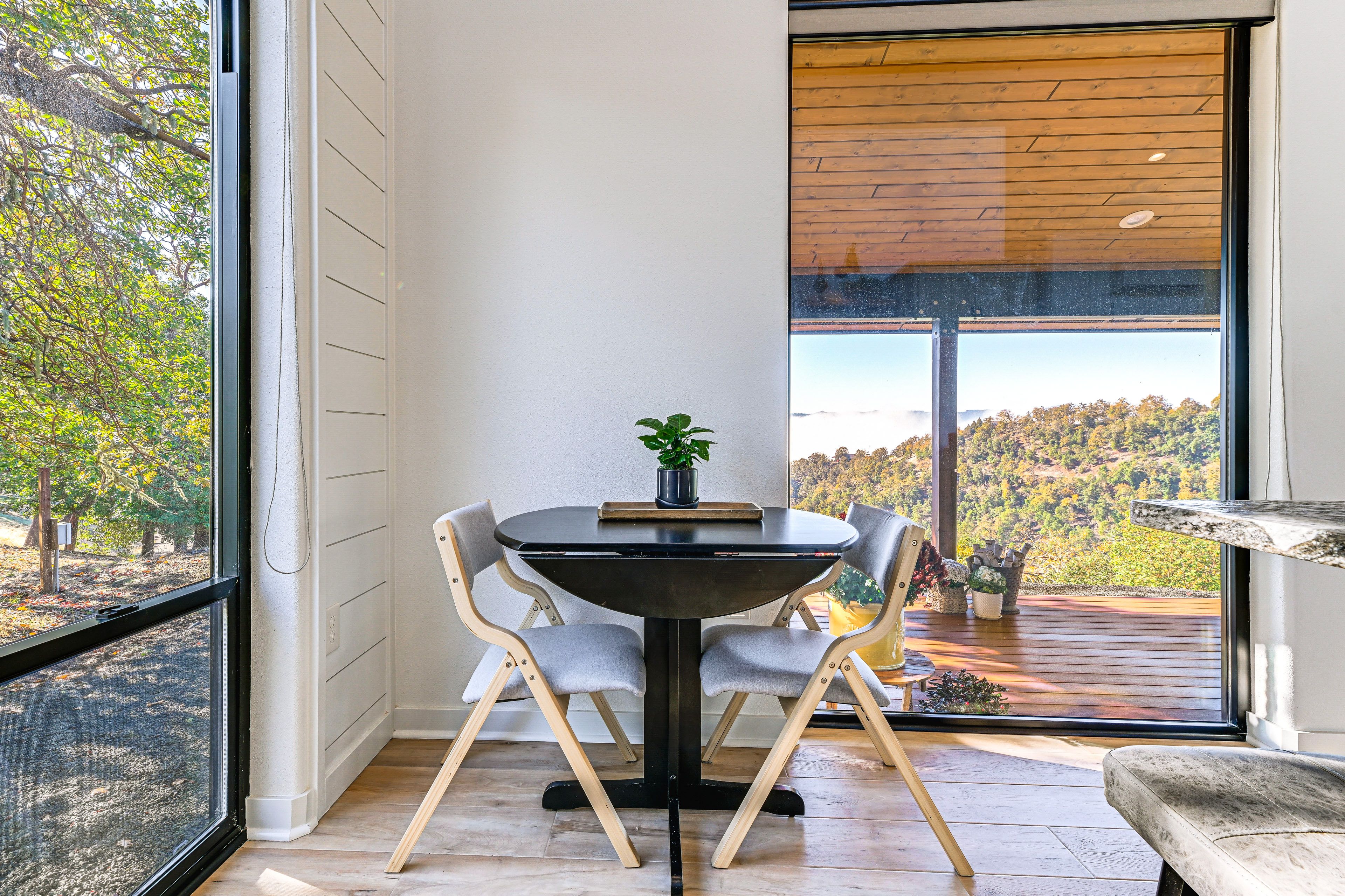 Dining Area | Dishware/Flatware Provided