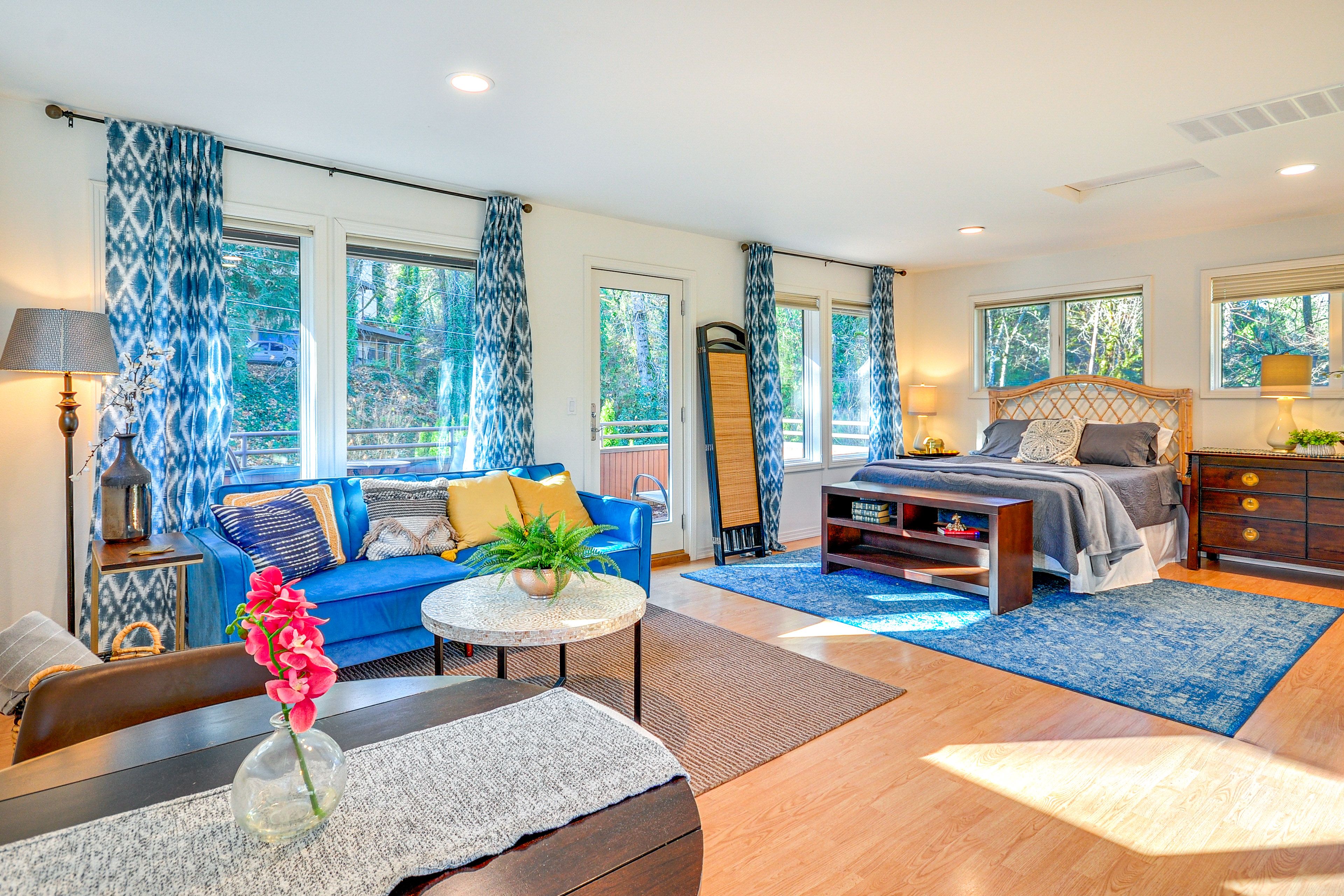 Studio | Queen Bed | Queen Sleeper Sofa | Smart TV