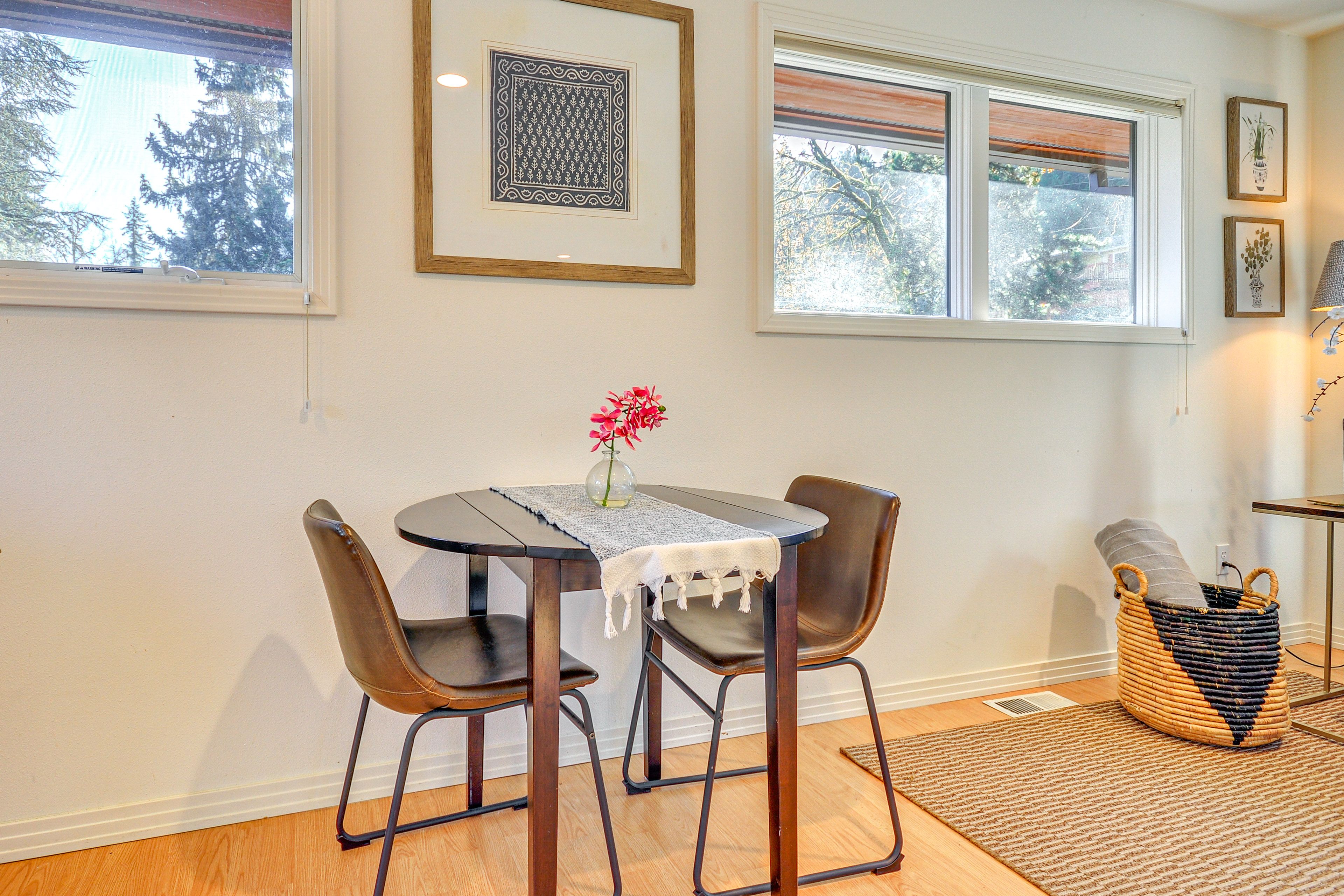Dining Area | Dishware/Flatware Provided