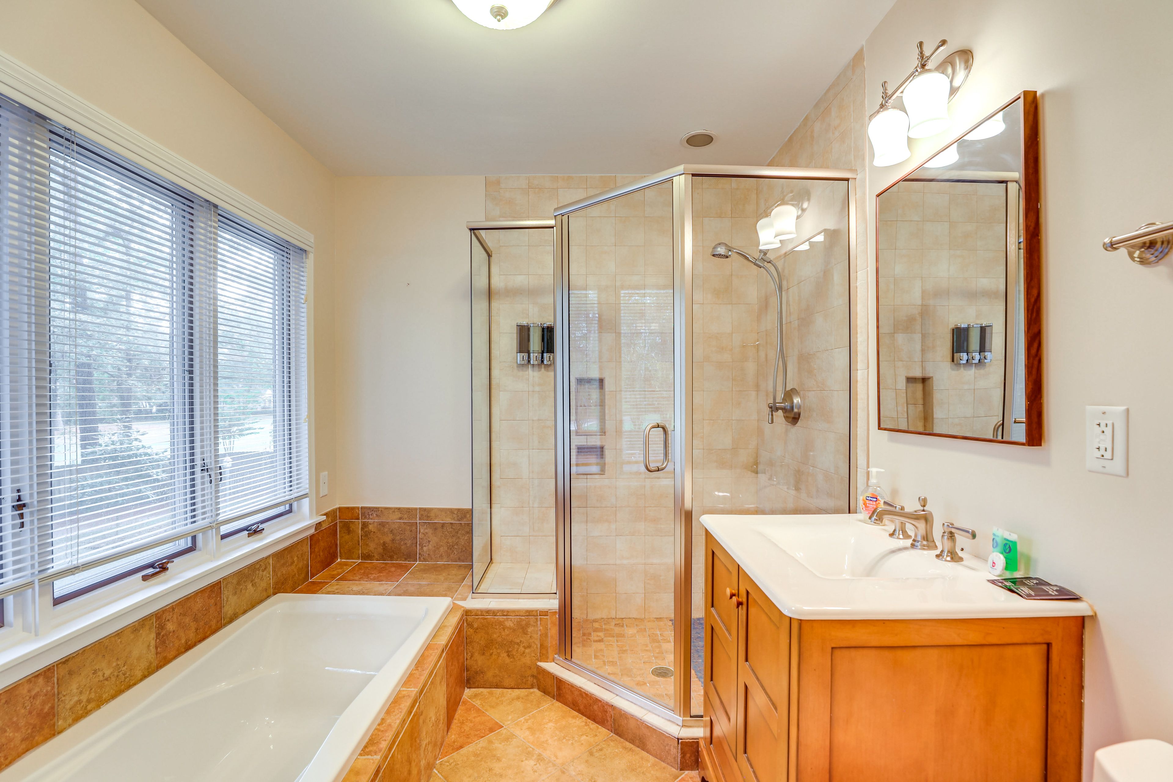Full Bathroom | 2nd Floor | Towels Provided