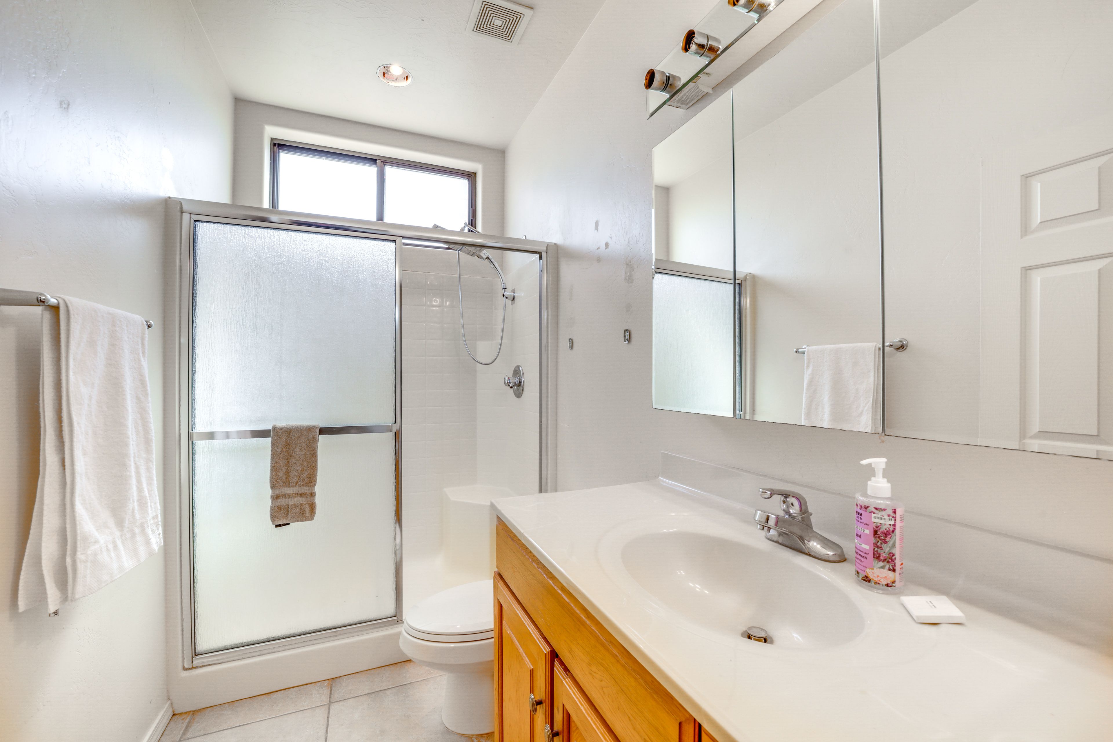 Full Bathroom | Towels Provided