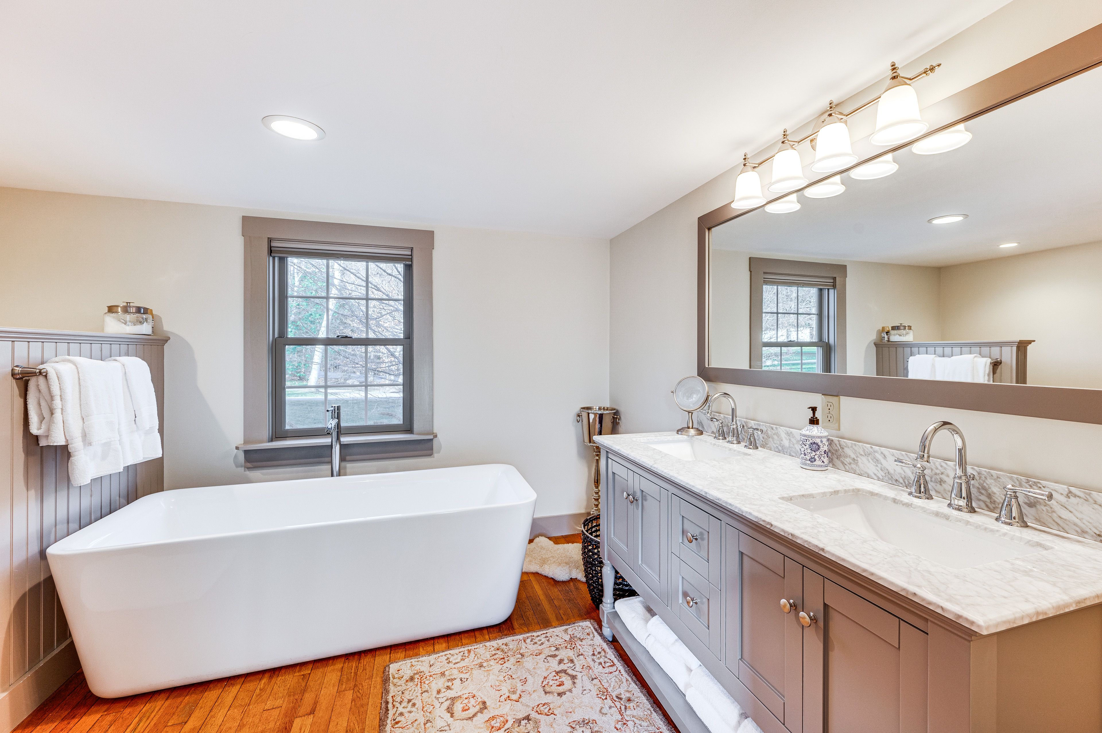 Full Bathroom | Complimentary Toiletries | 2nd Floor