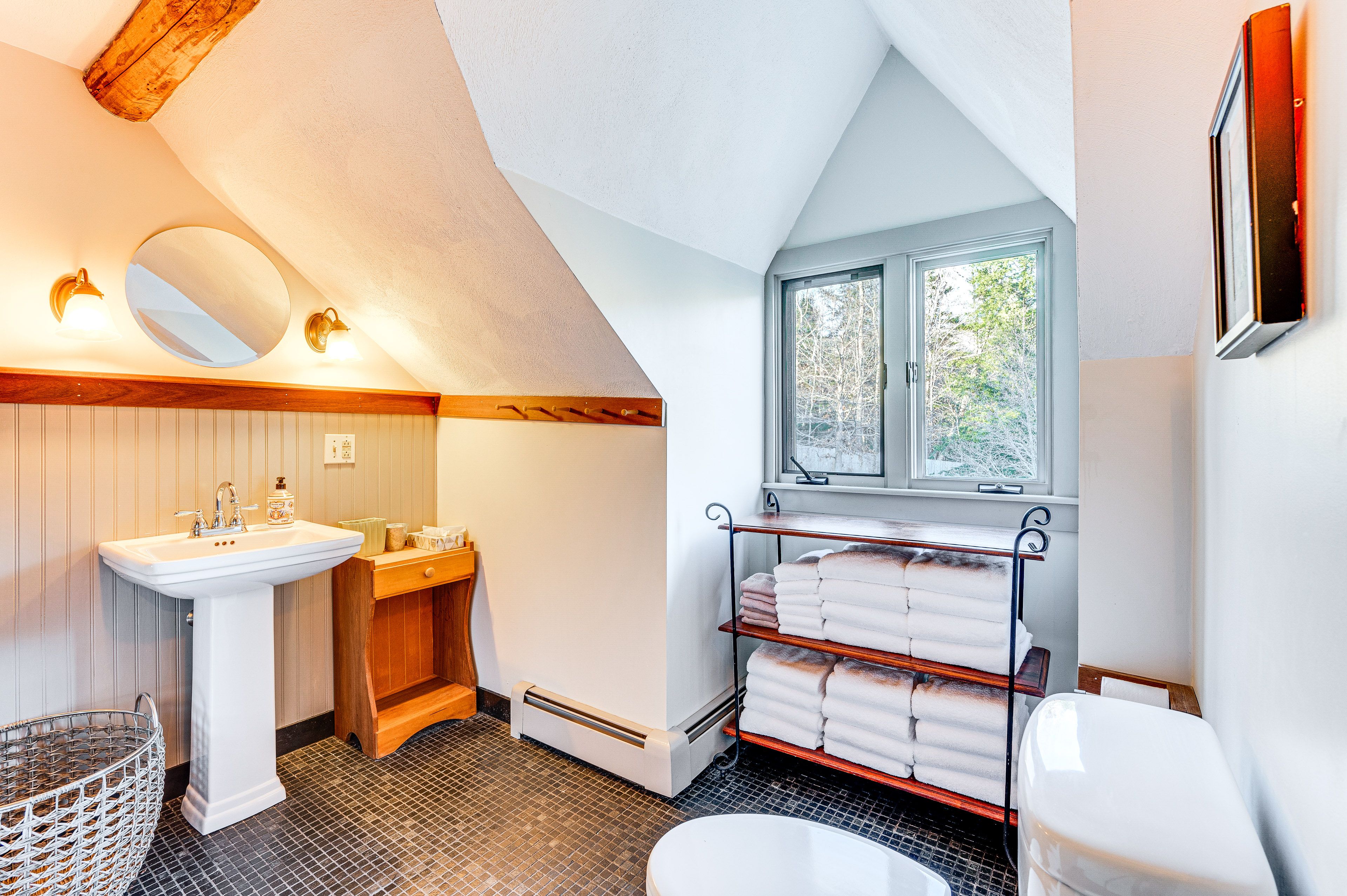 Full Bathroom | 2nd Floor
