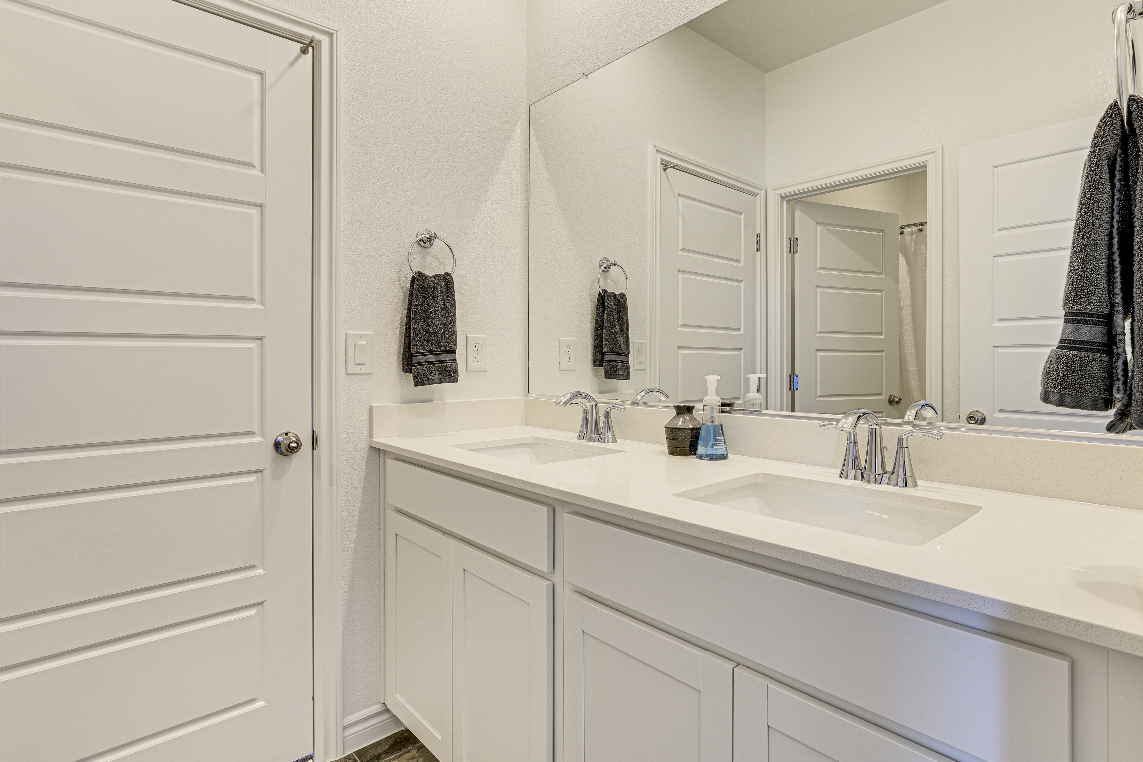 Jack-and-Jill Bathroom | 2nd Floor | Complimentary Toiletries
