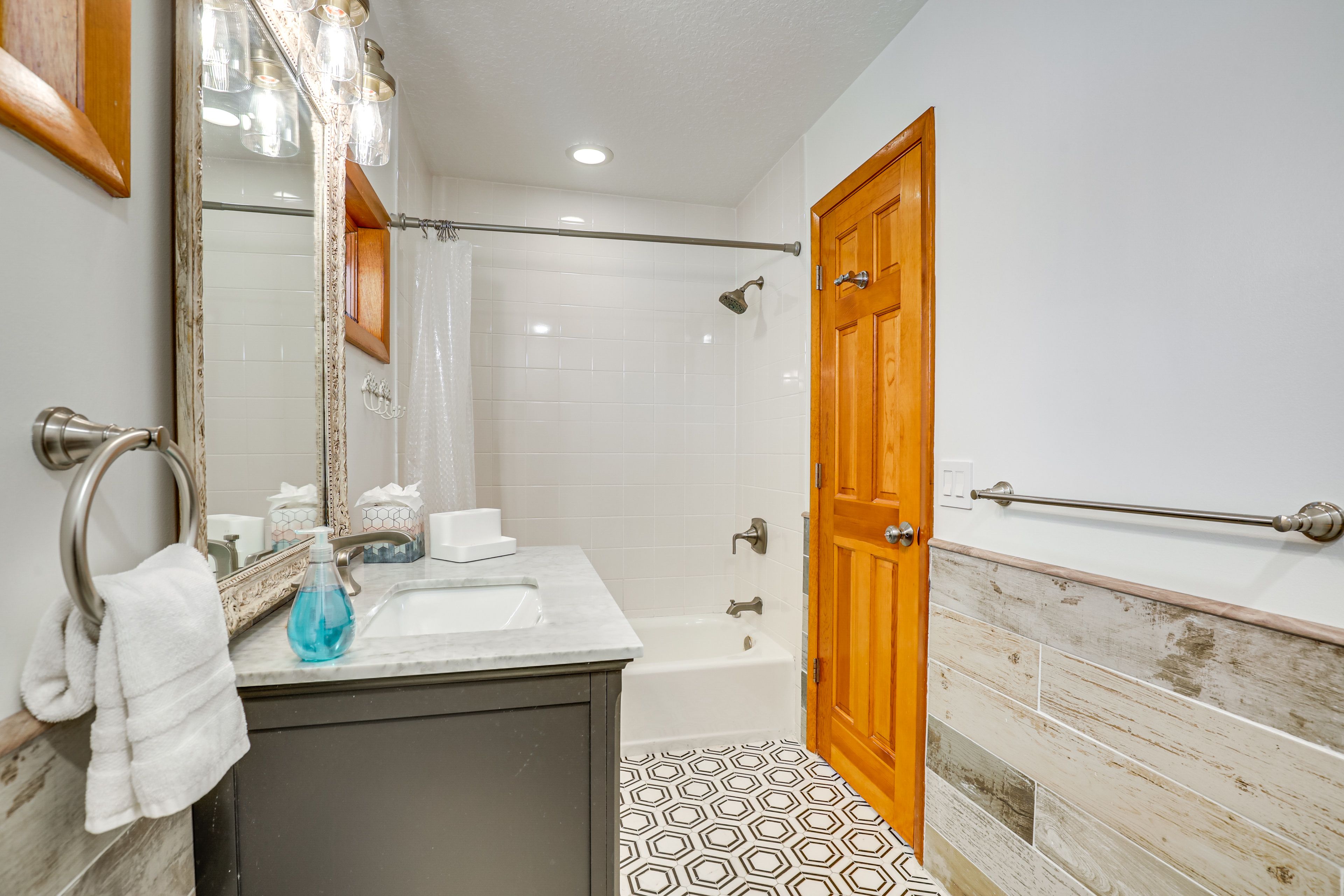 Full Bathroom | 2nd Floor