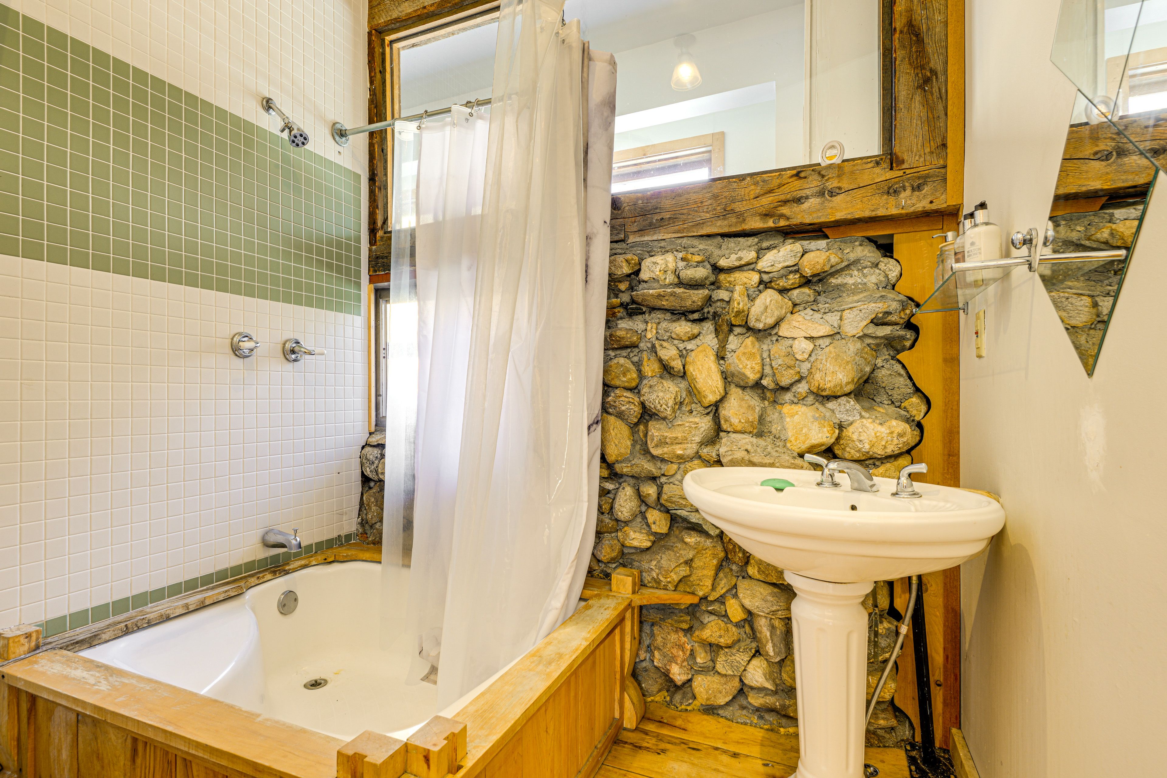 Full Bathroom | 1st Floor