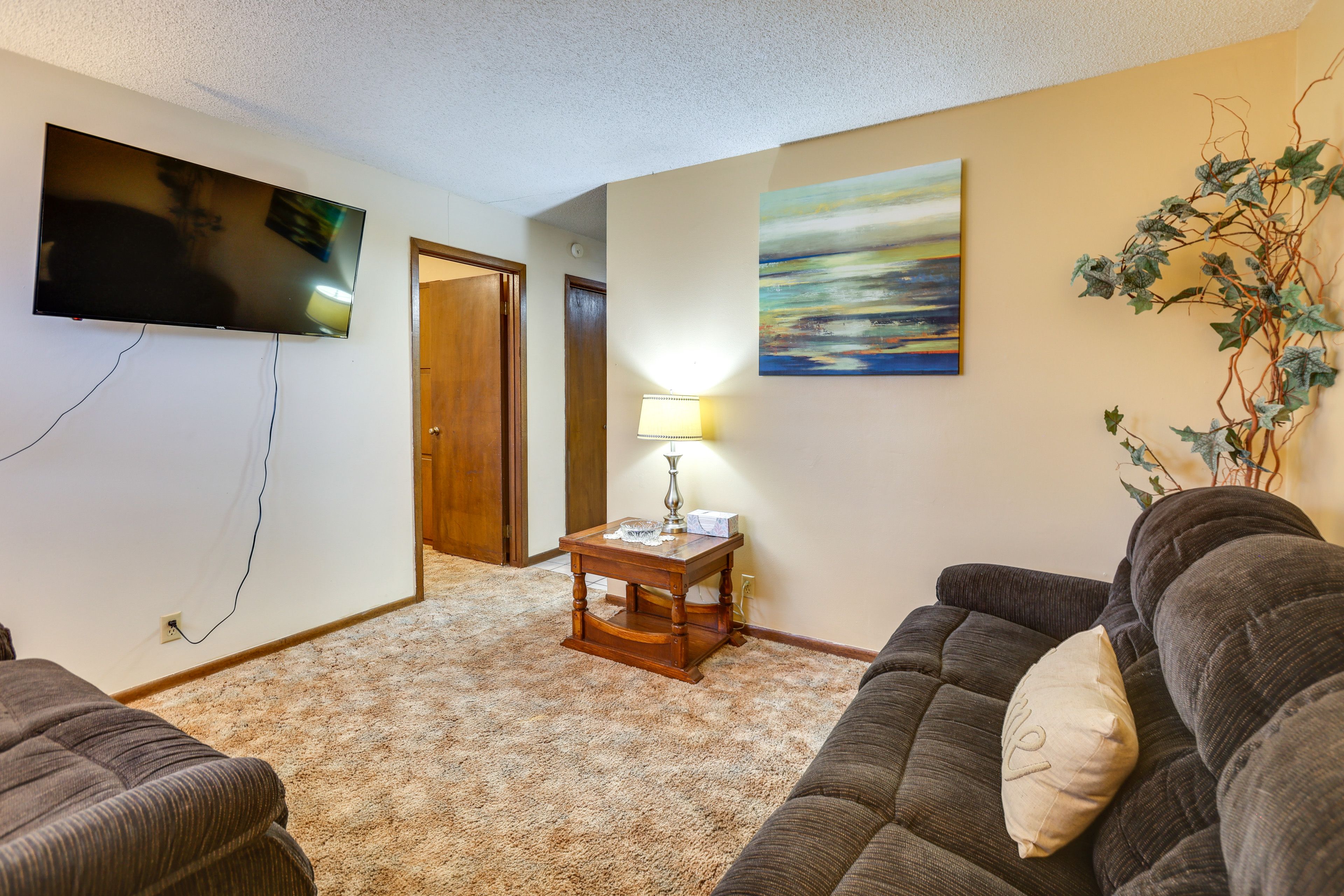 Hutchinson Vacation Rental | 2BR | 1BA | Steps Required | 740 Sq Ft