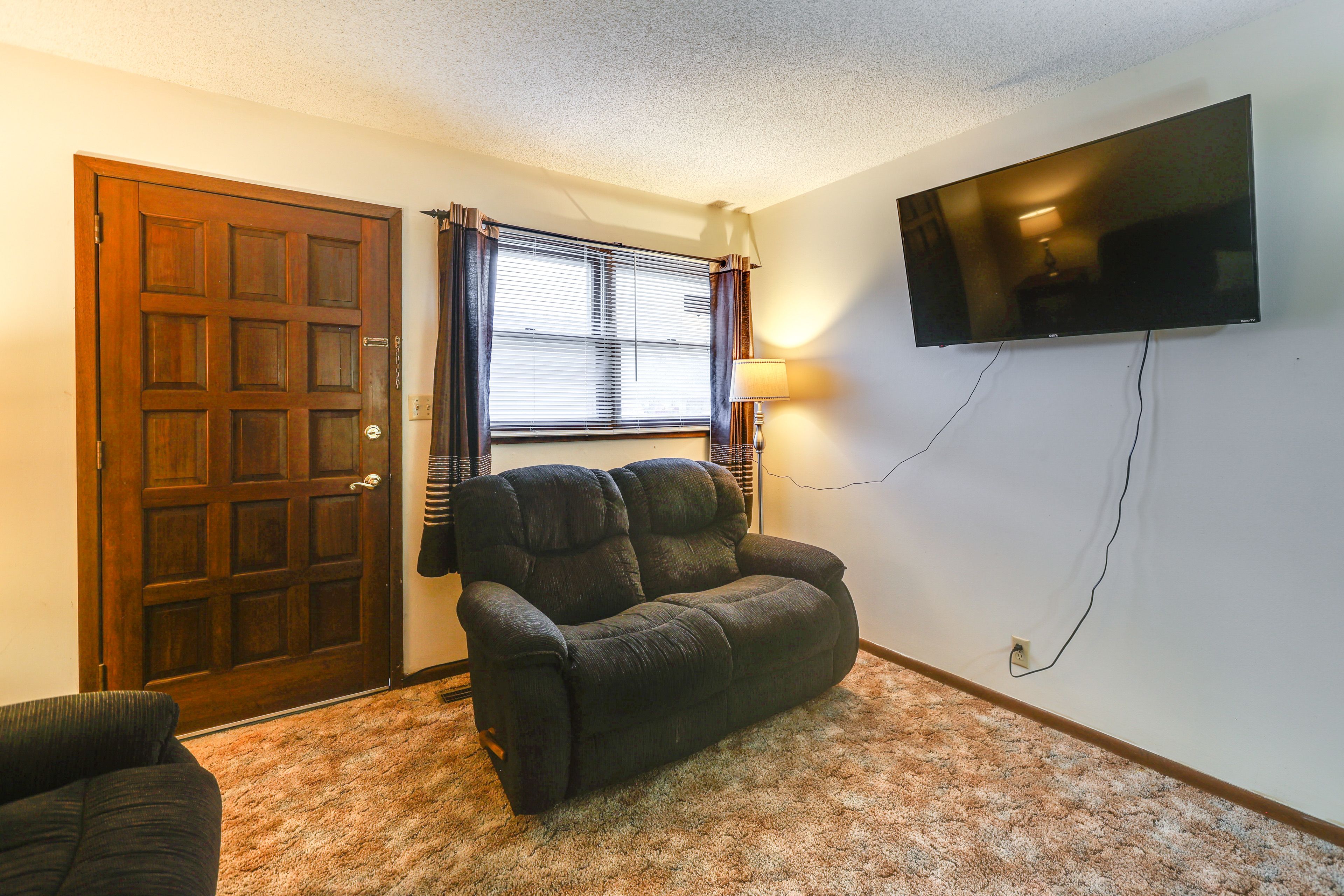 Living Room | Smart TV | Central A/C | Single-Story Home