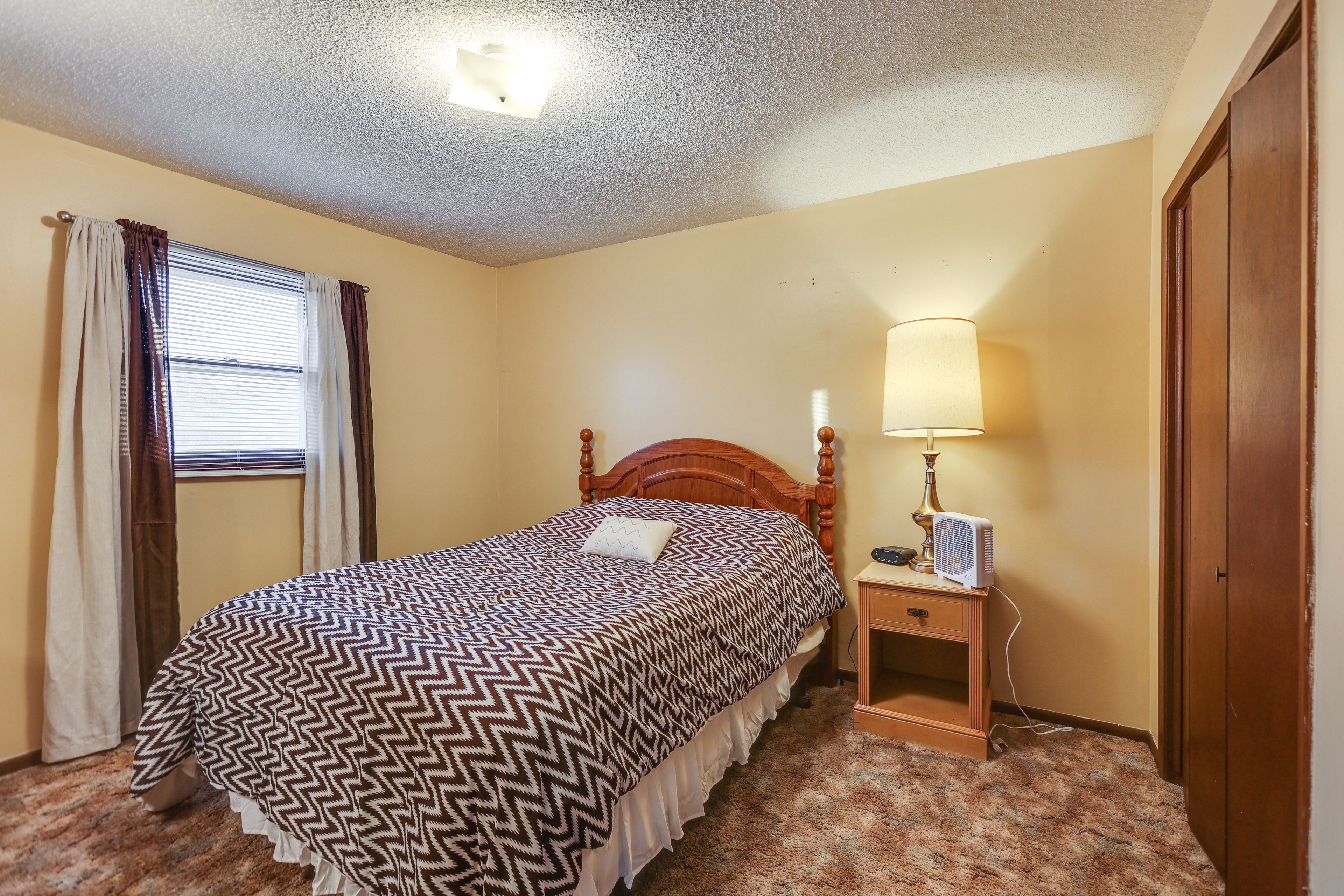 Bedroom 1 | Queen Bed